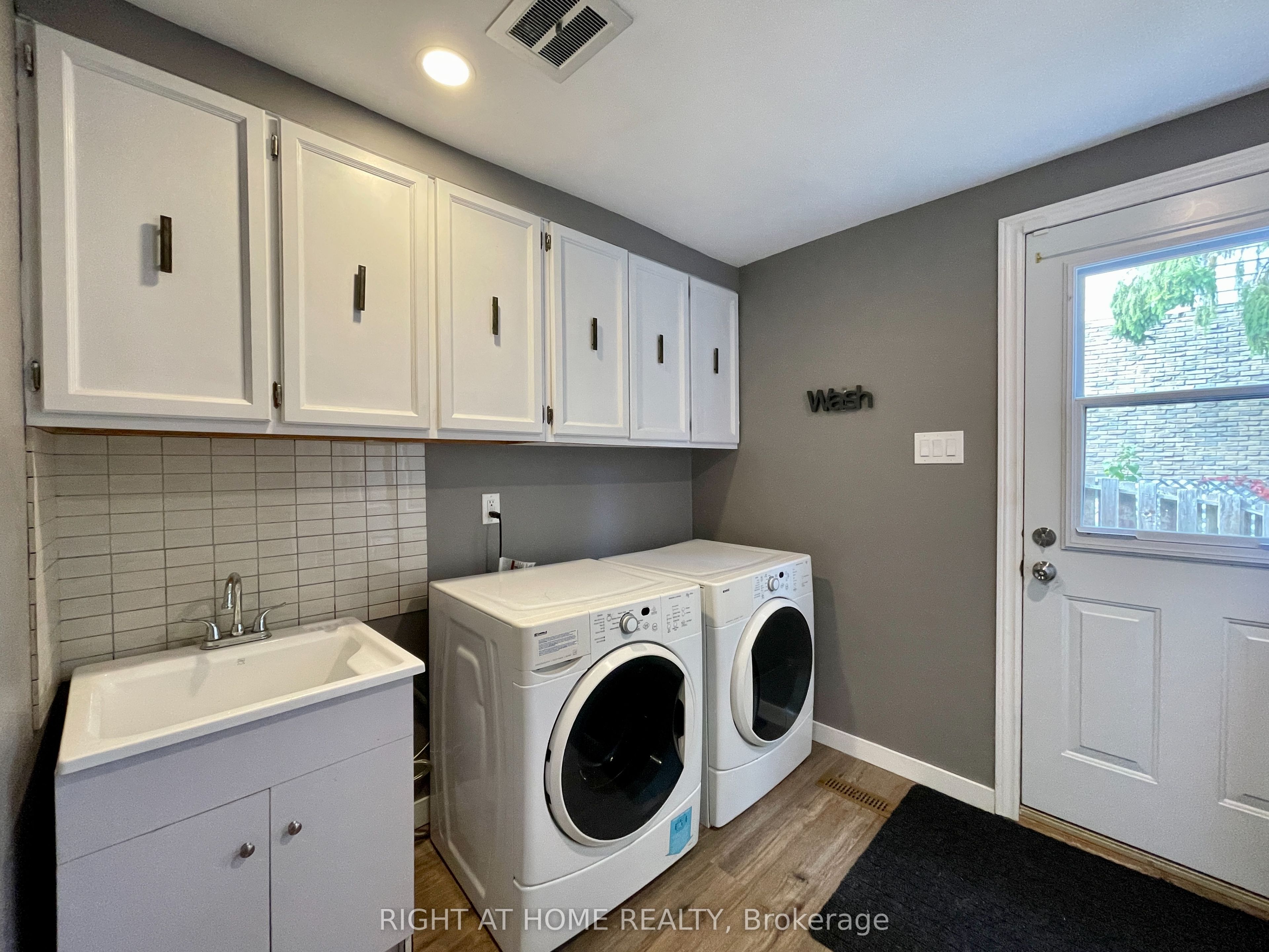 183 Autumn Hill Crescent Upper Property Photo 23