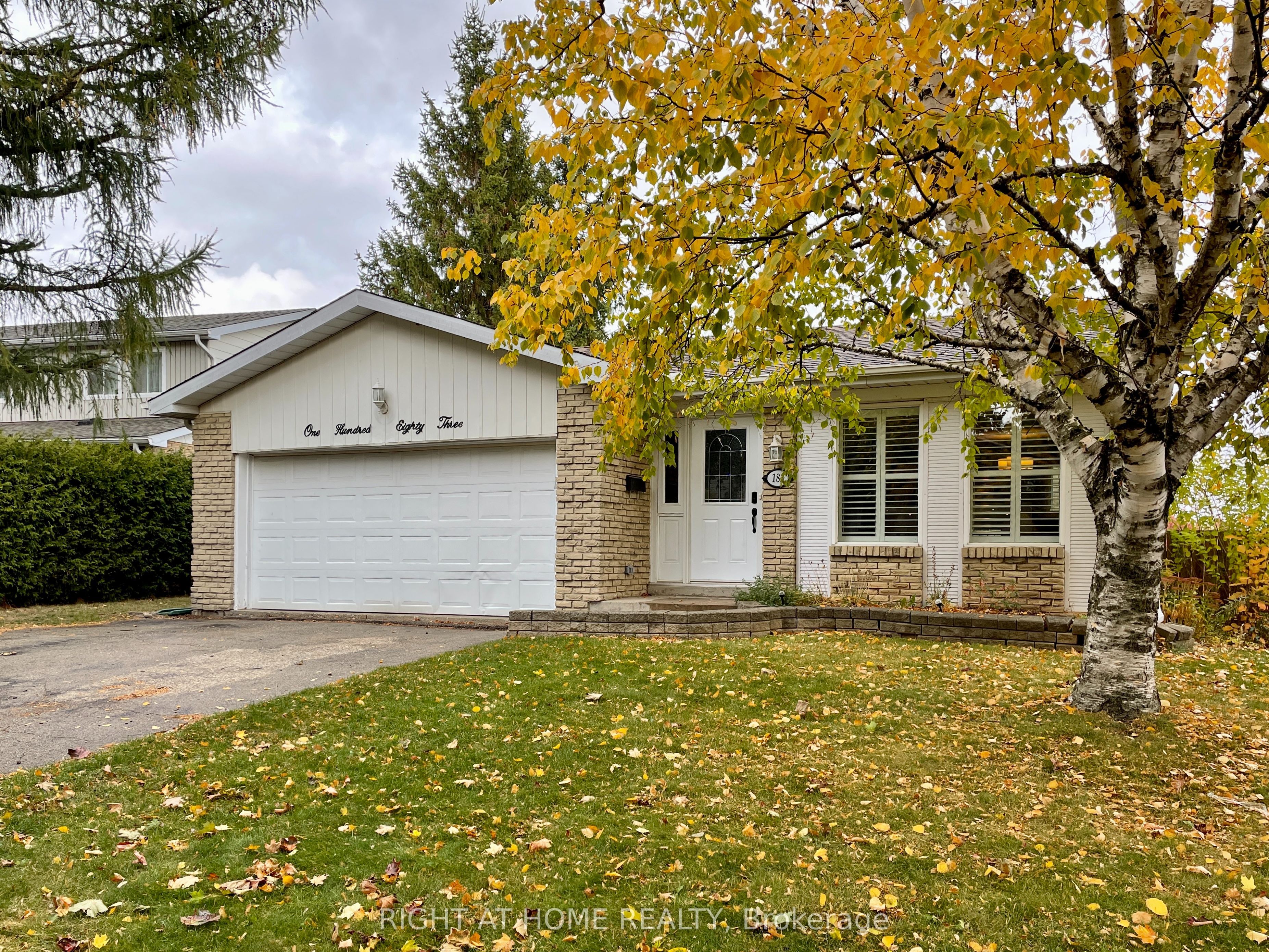 183 Autumn Hill Crescent Upper Property Photo 27