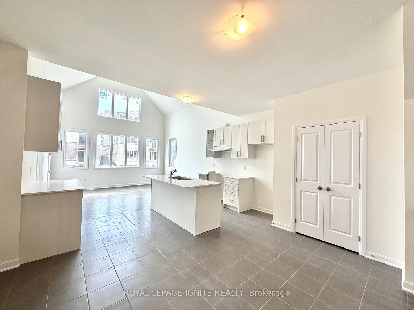 21 Royal Oak Crescent Property Photo 6