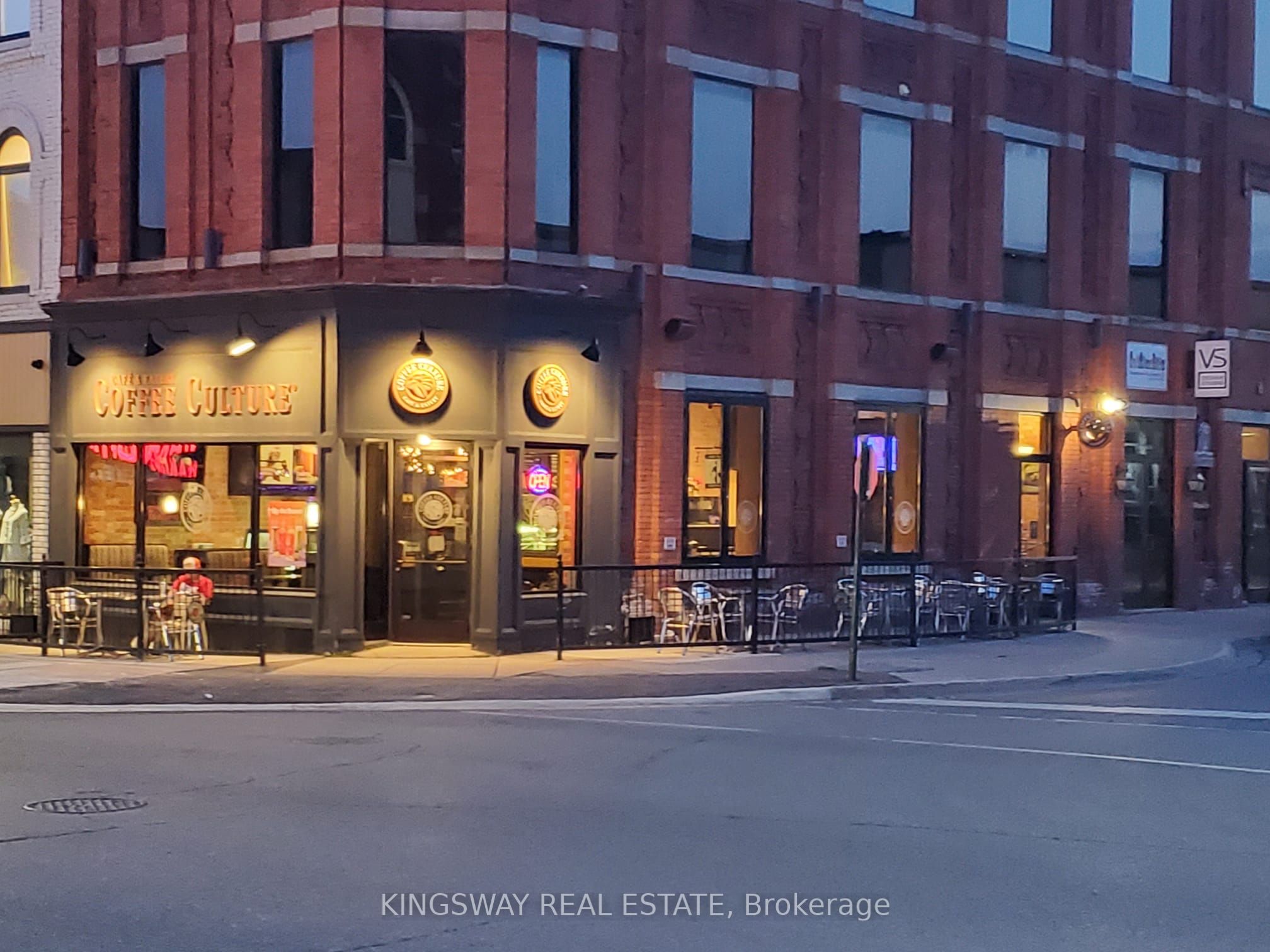 433 Dundas Street Property Photo 8