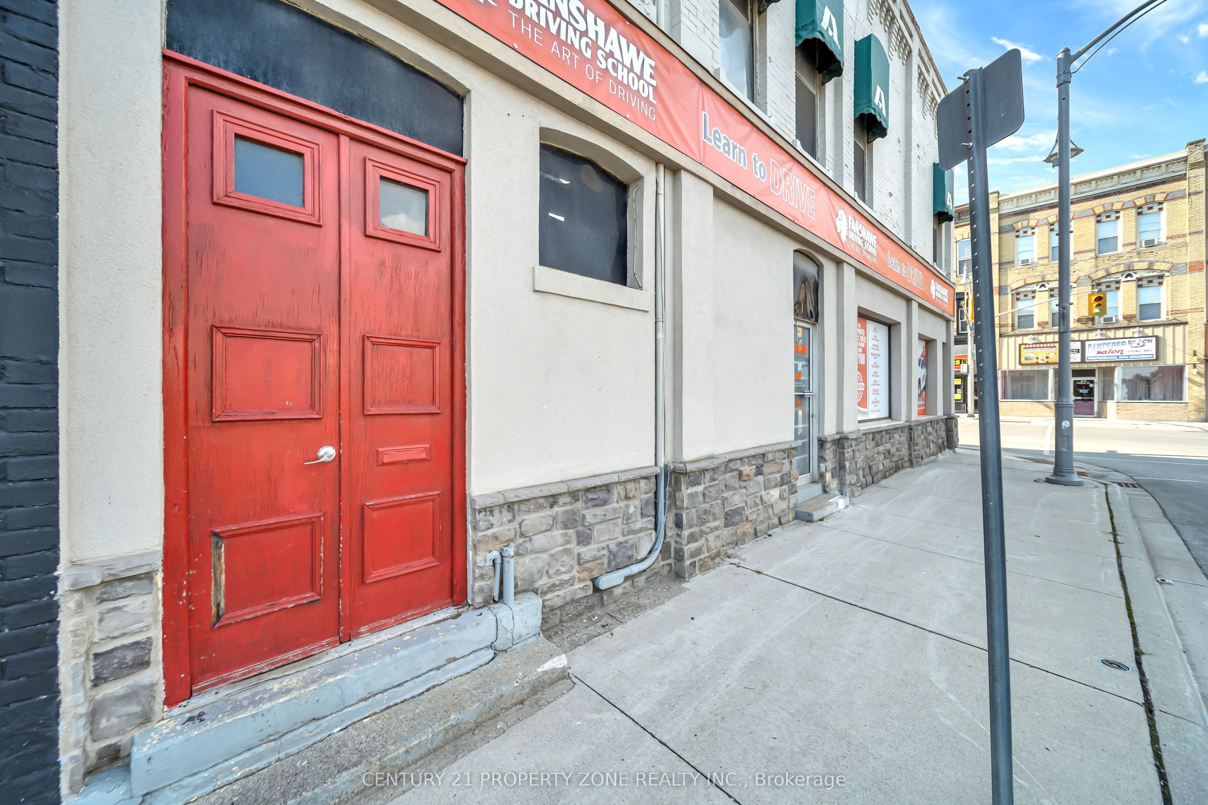 370 Talbot Street Property Photo 17