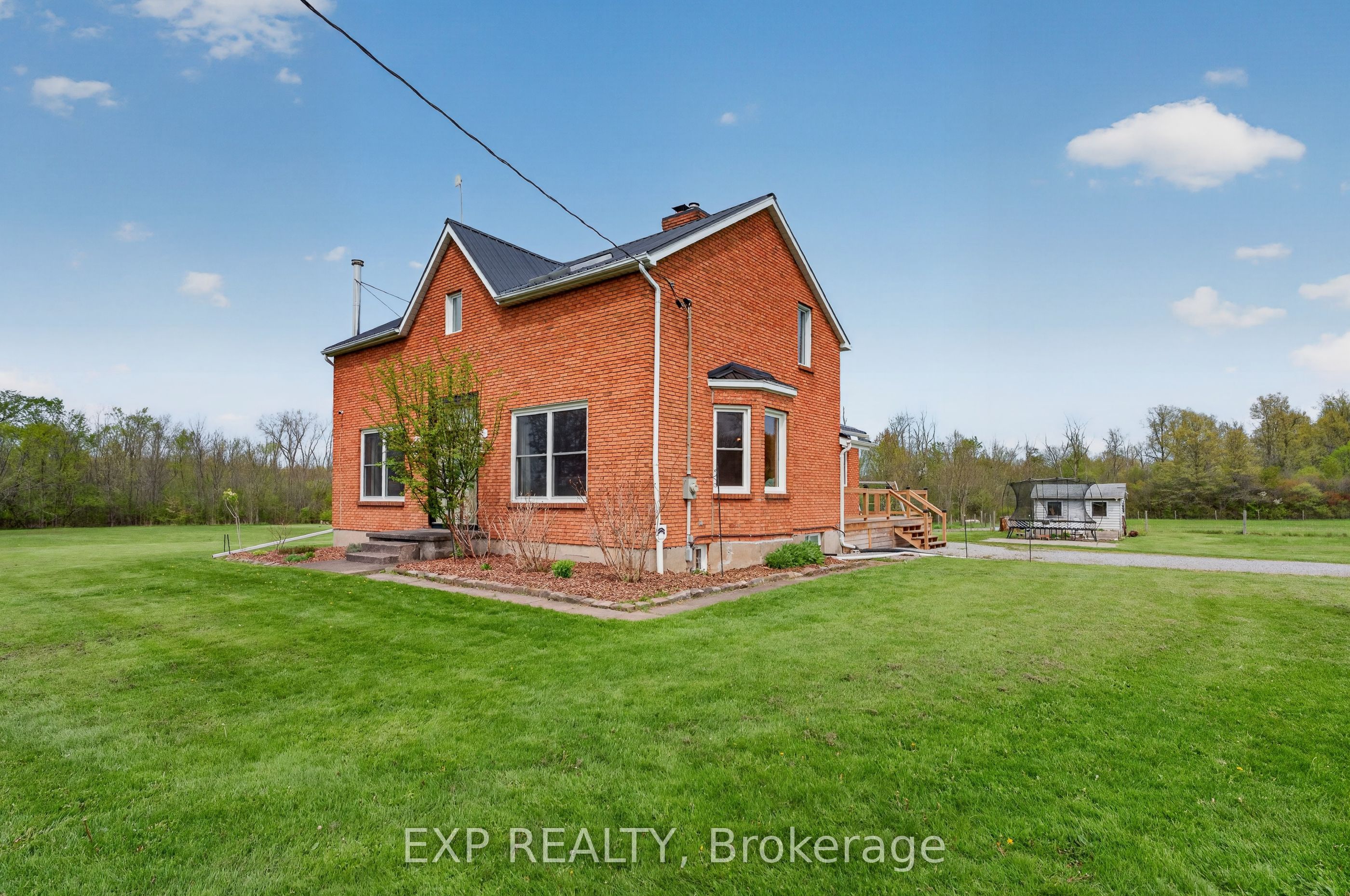 2266 Pettit Road Property Photo 5