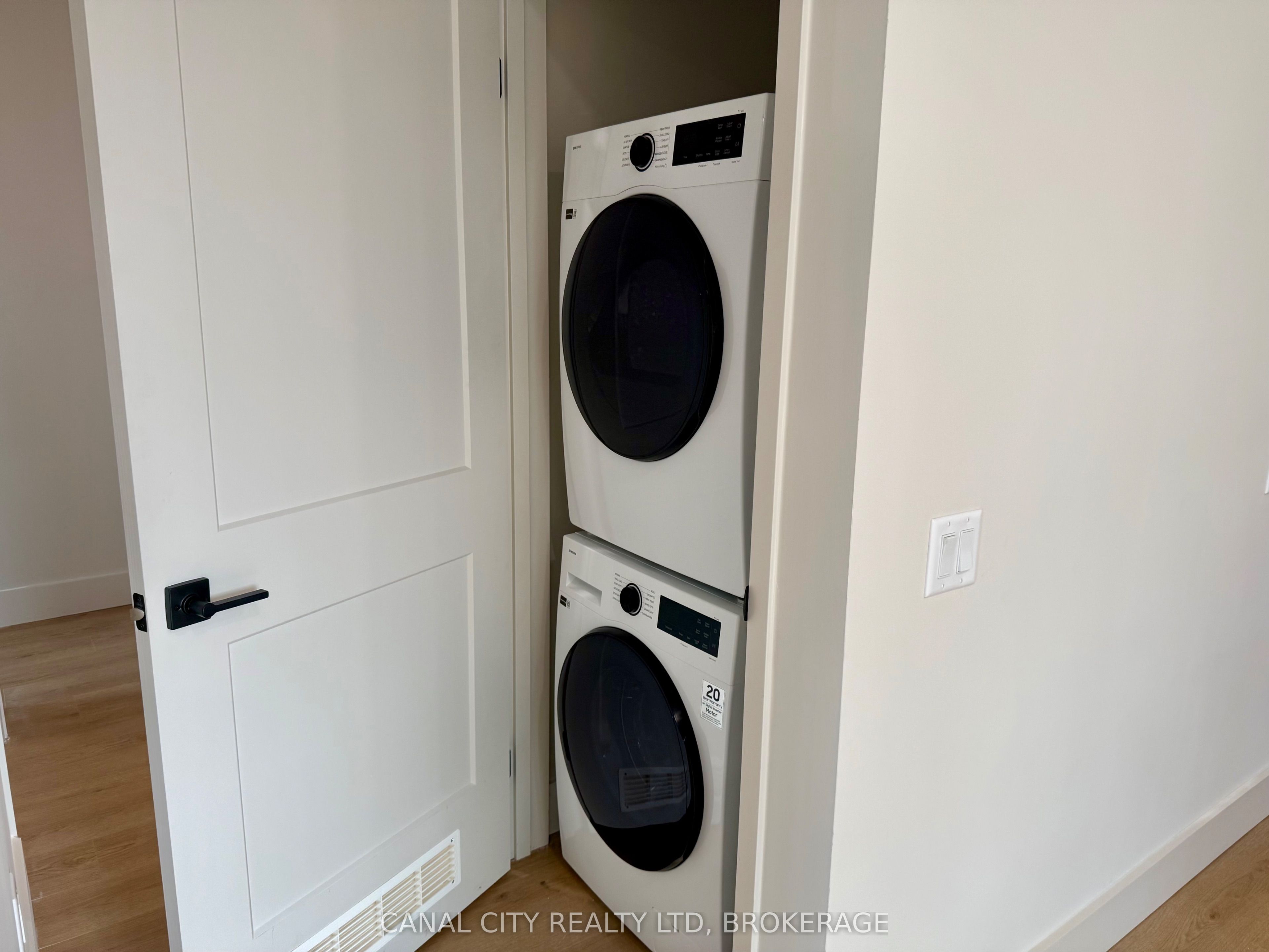 8 Hutt Lane 407 Property Photo 15