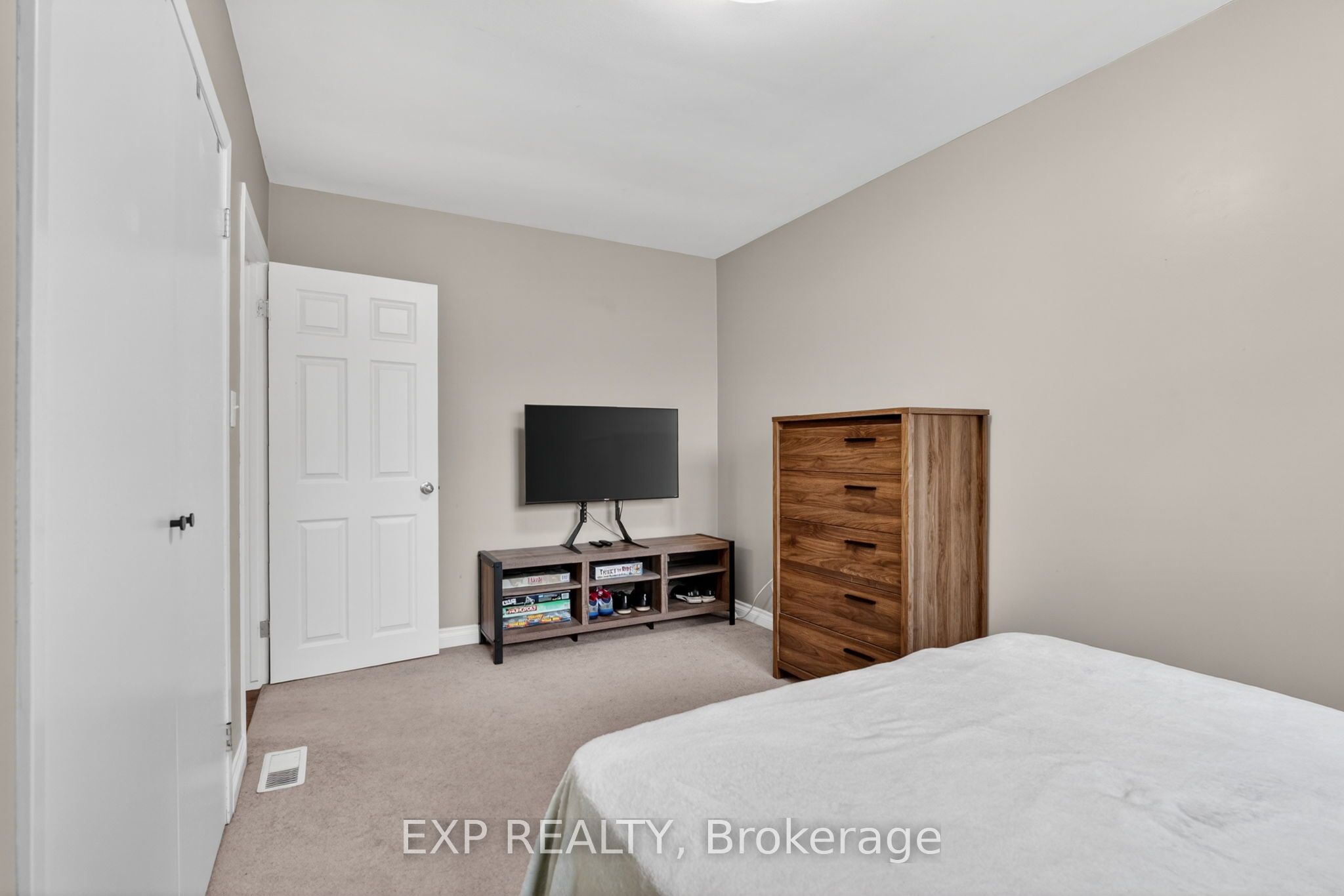 3510 Yale Crescent Property Photo 20