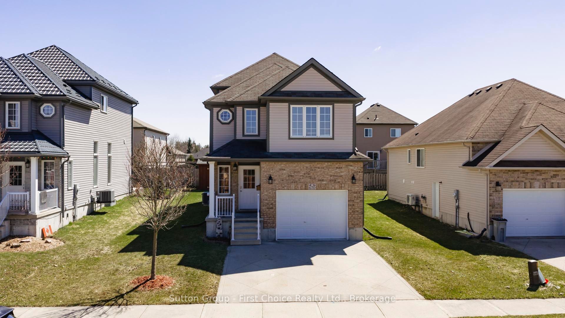 670 Reid Crescent Property Photo 1