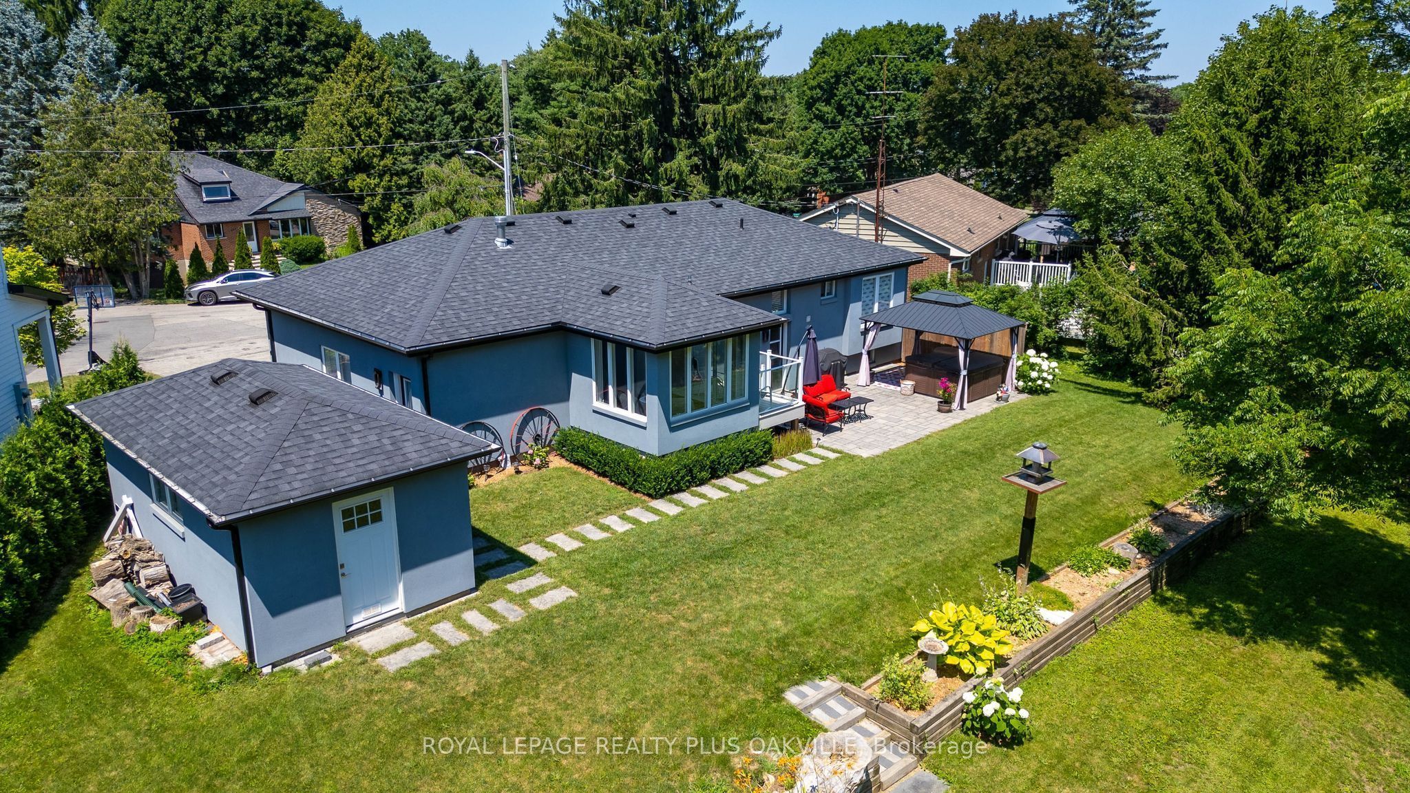 340 Clarendon Drive Property Photo 4