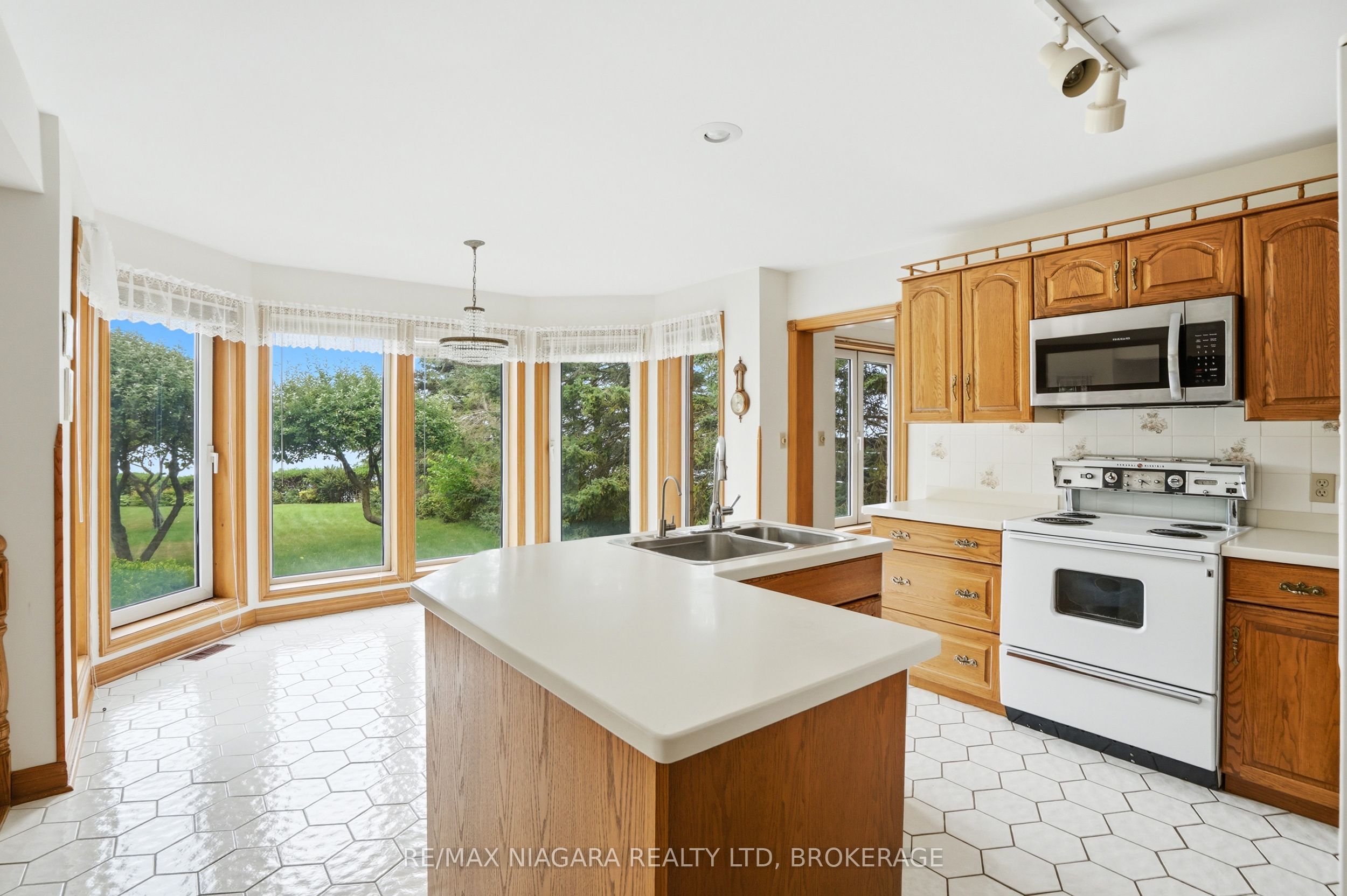 599 Lakeshore Road E Property Photo 9