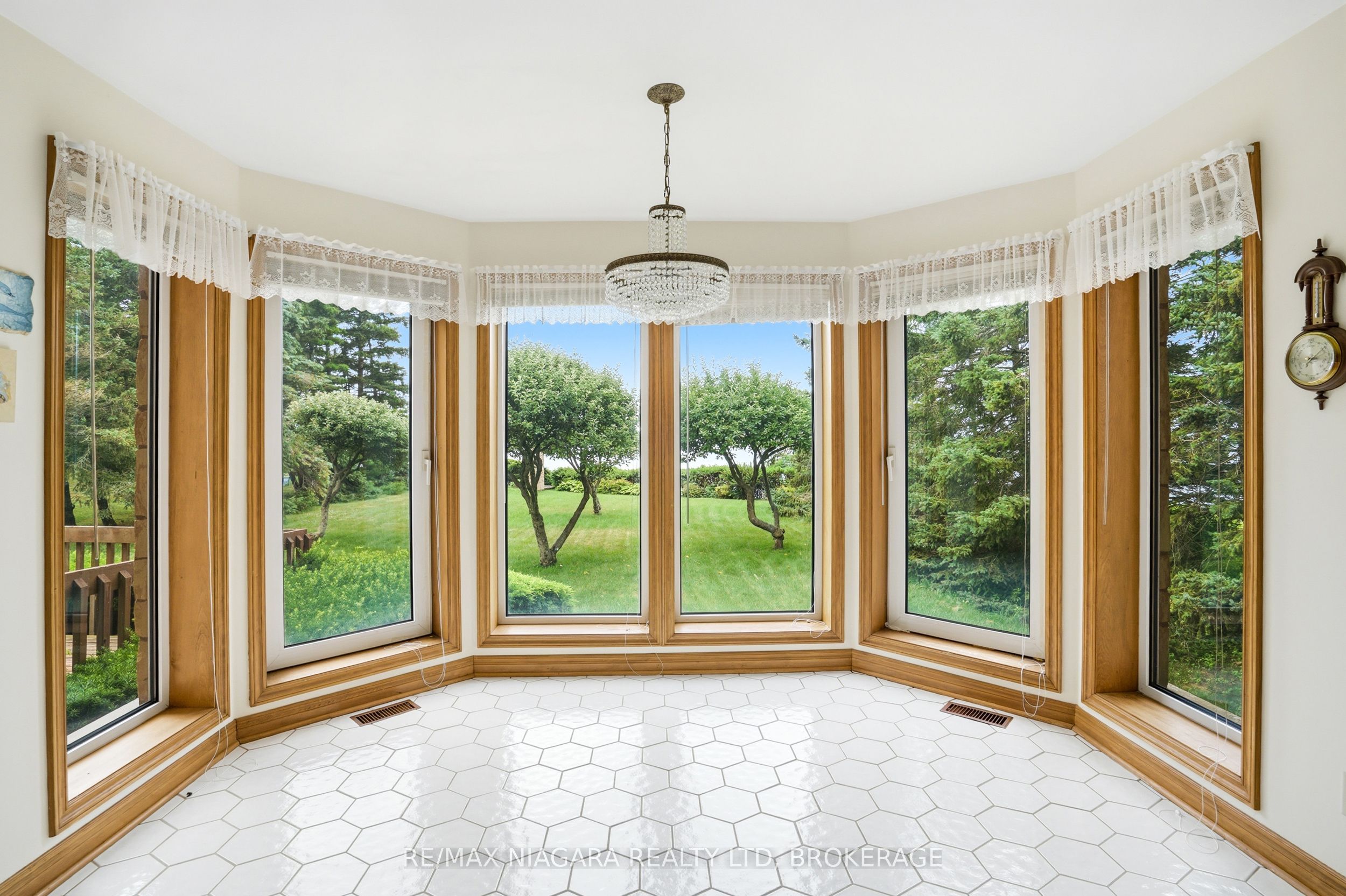 599 Lakeshore Road E Property Photo 11