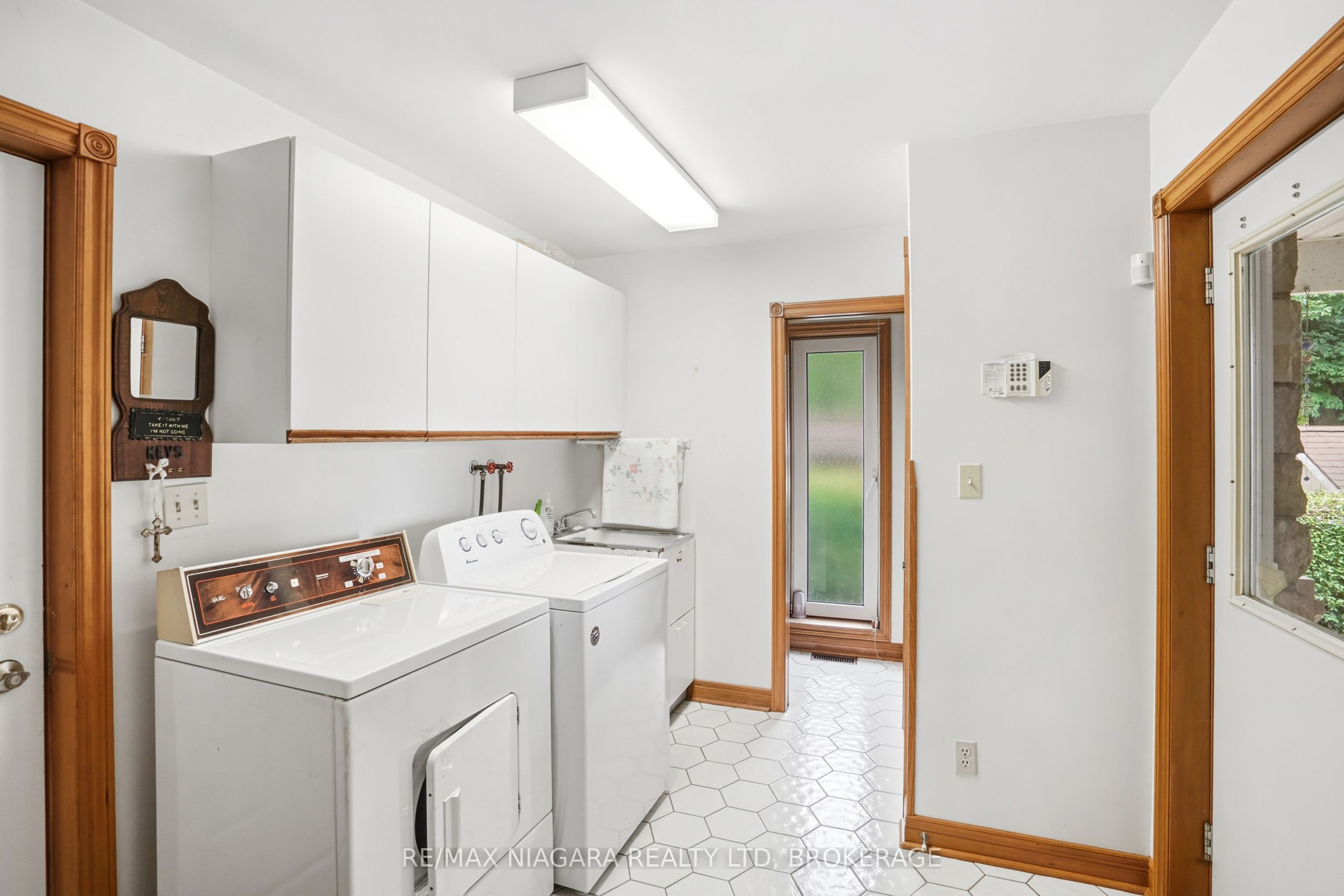 599 Lakeshore Road E Property Photo 22