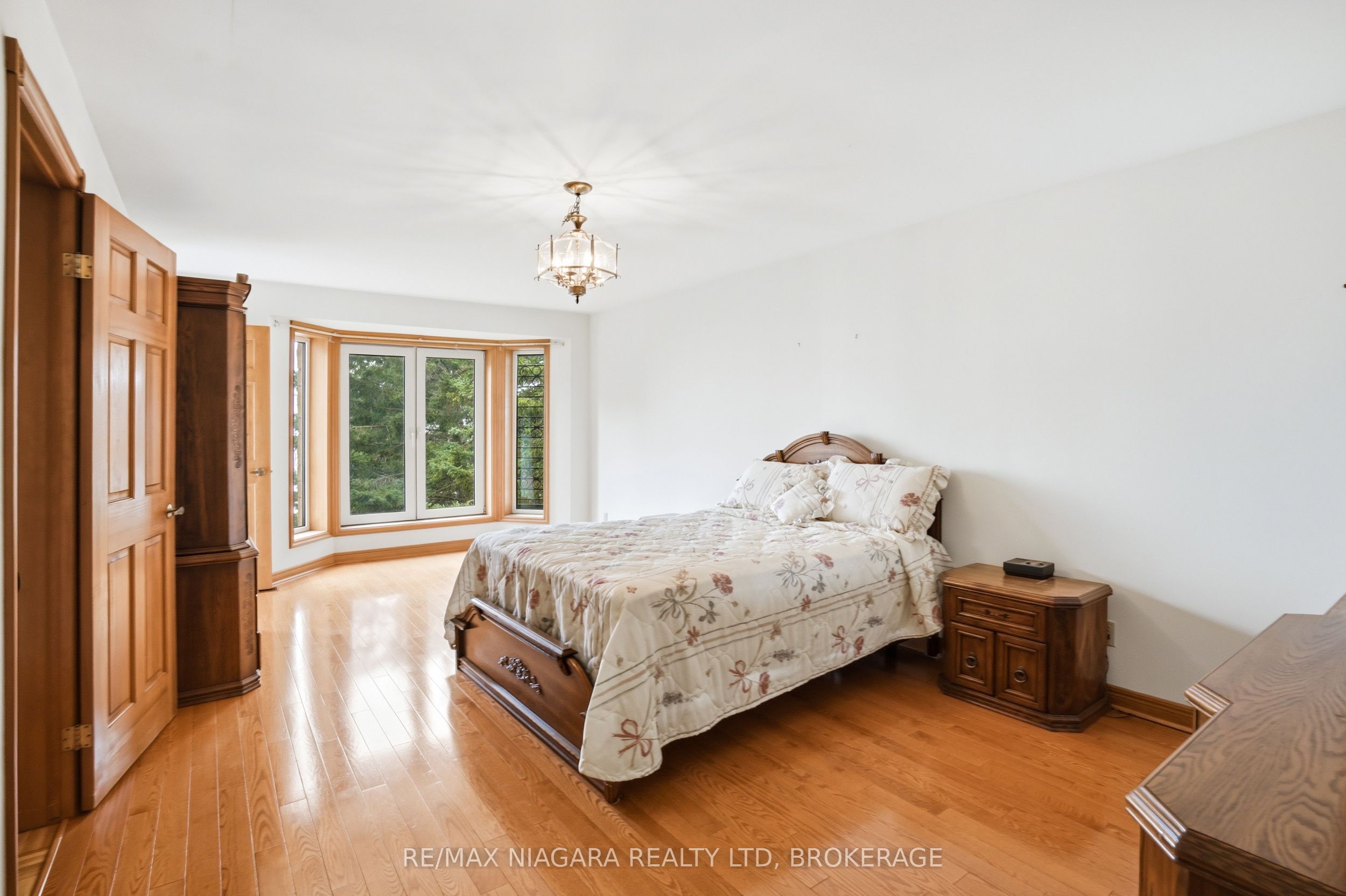 599 Lakeshore Road E Property Photo 34
