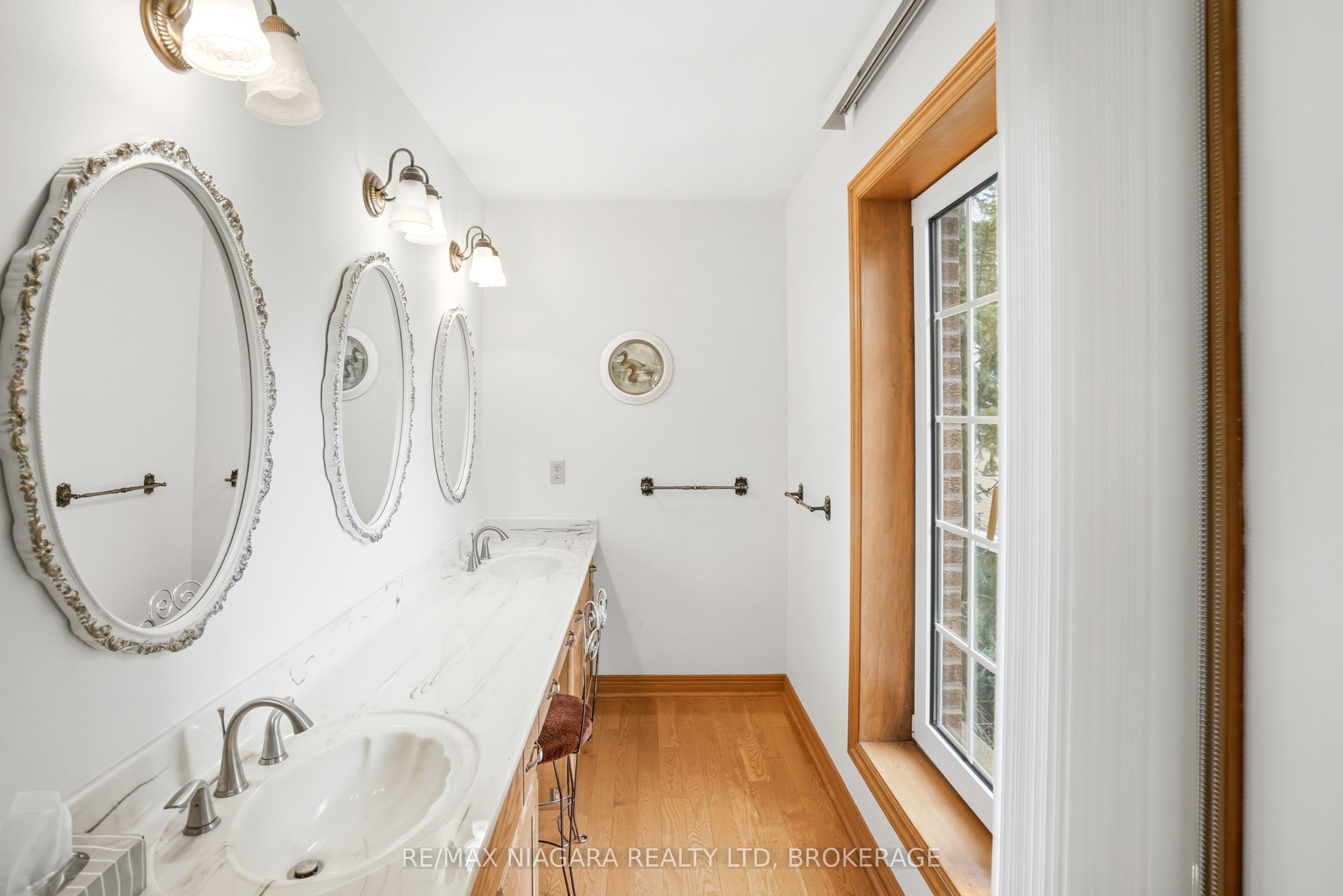 599 Lakeshore Road E Property Photo 36