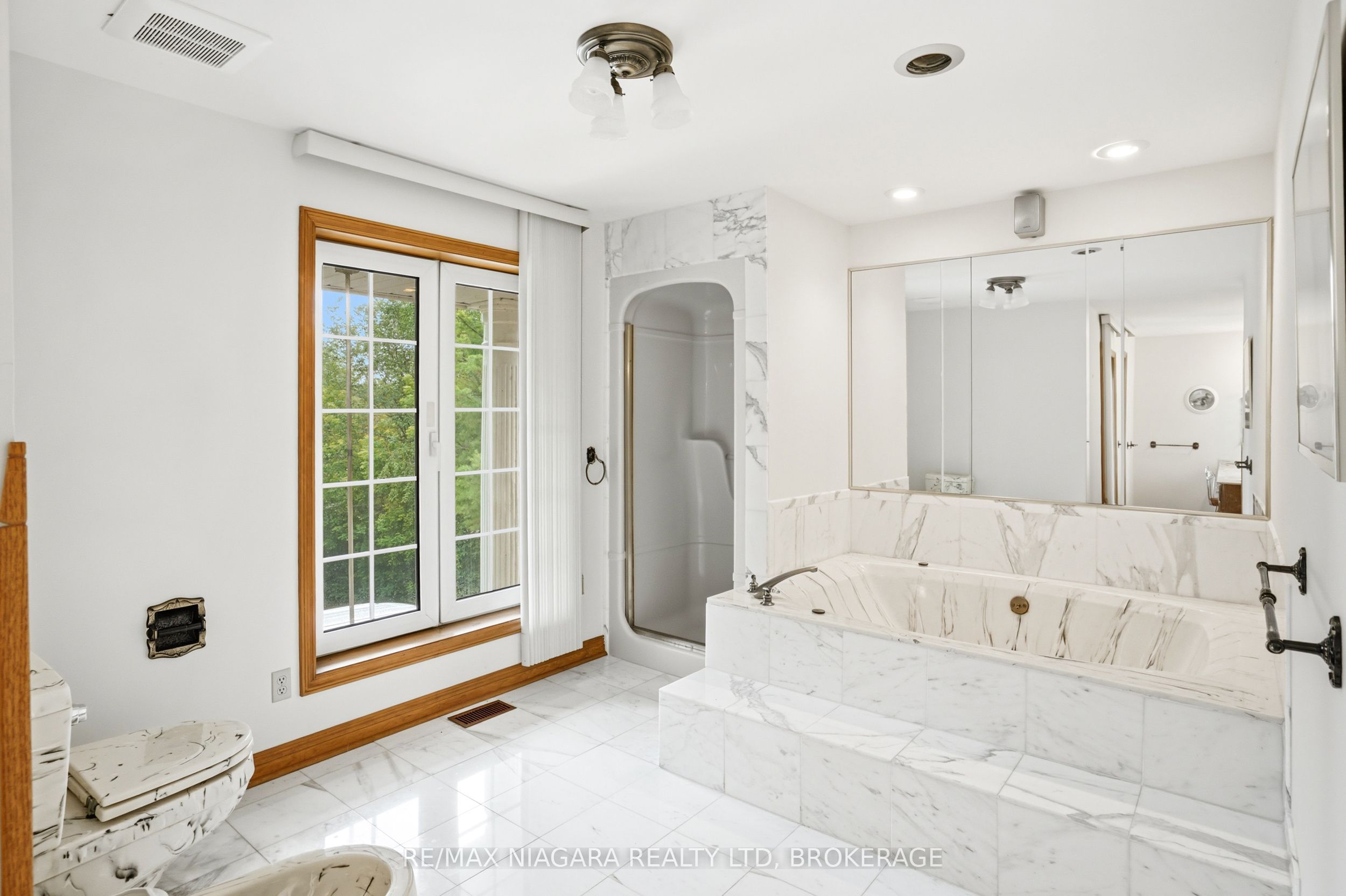 599 Lakeshore Road E Property Photo 37