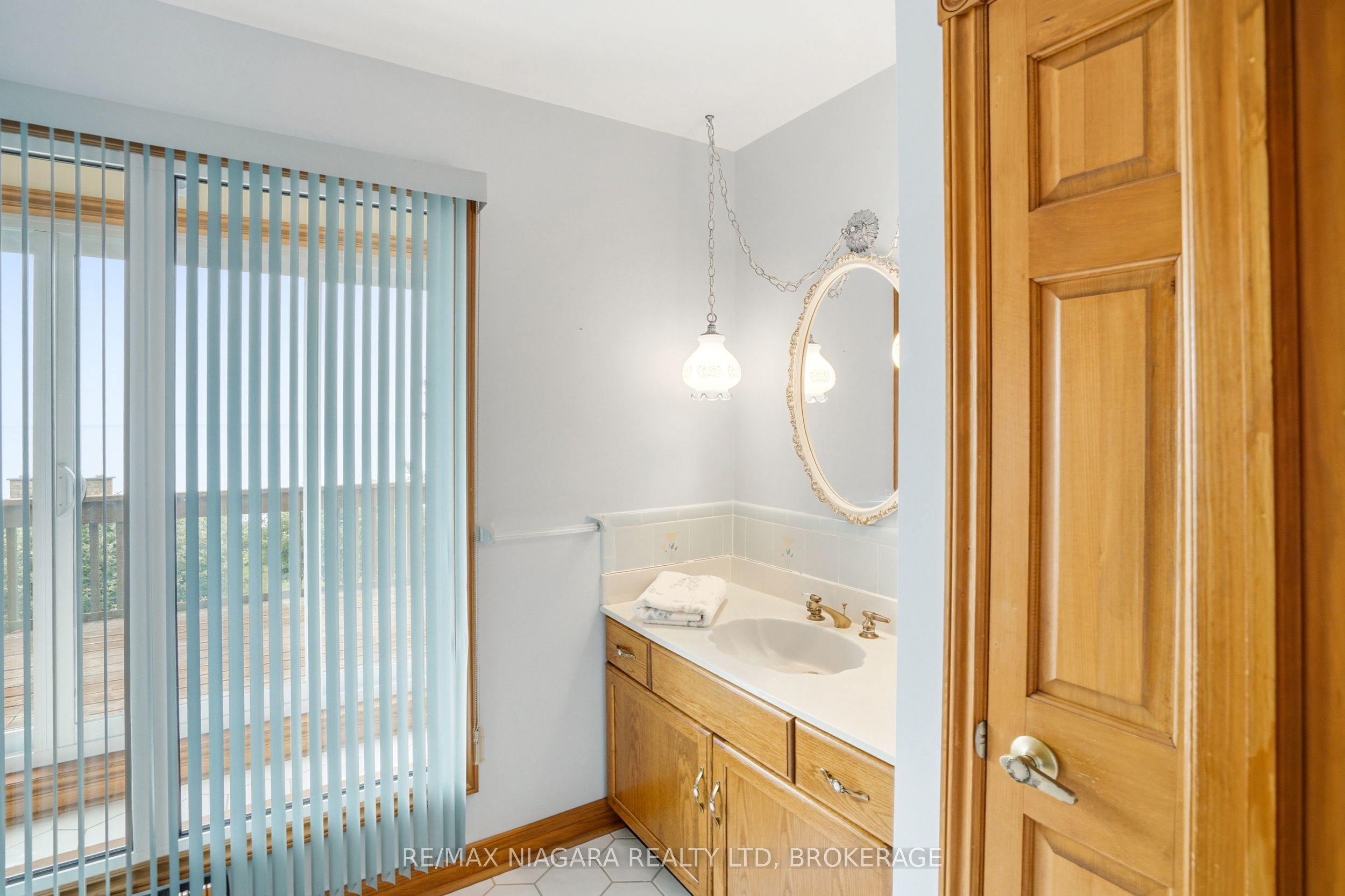 599 Lakeshore Road E Property Photo 38
