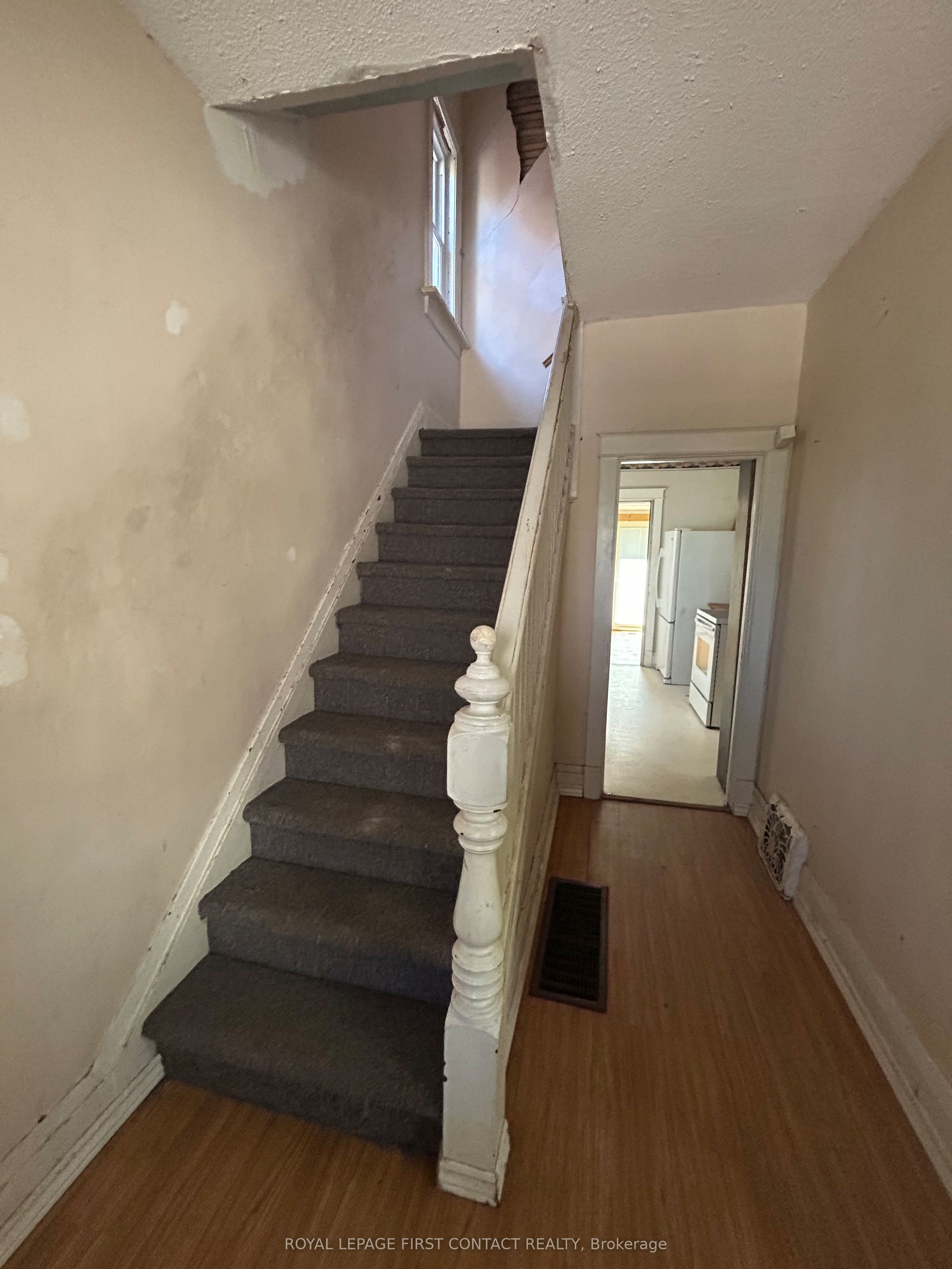 1068 1st A Avenue W Property Photo 3