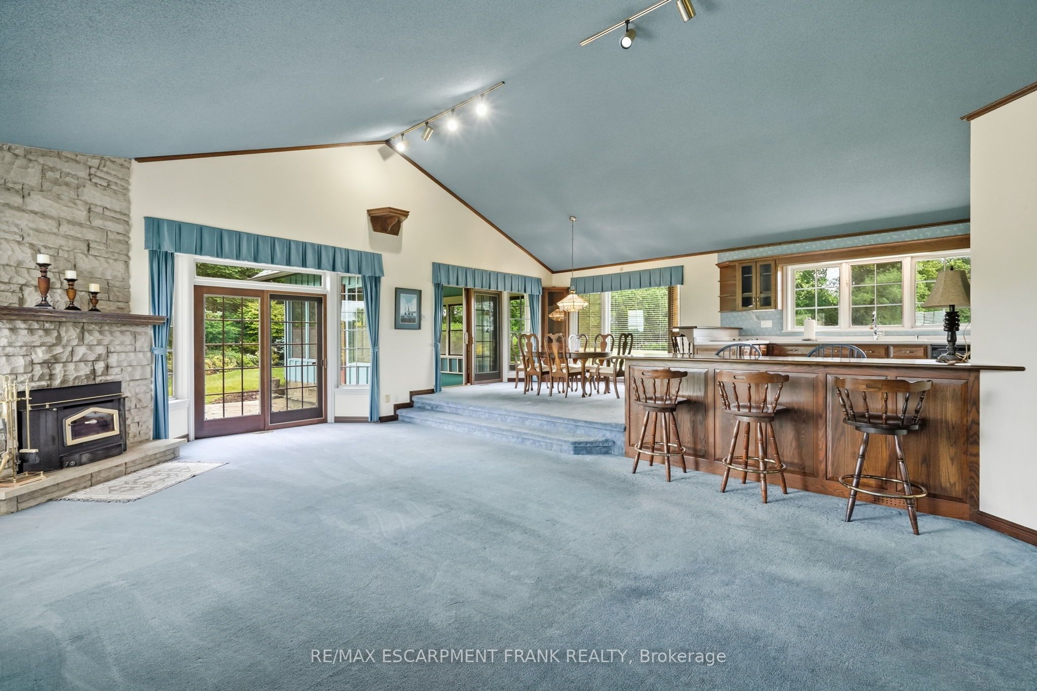1046 Book Road W Property Photo 6