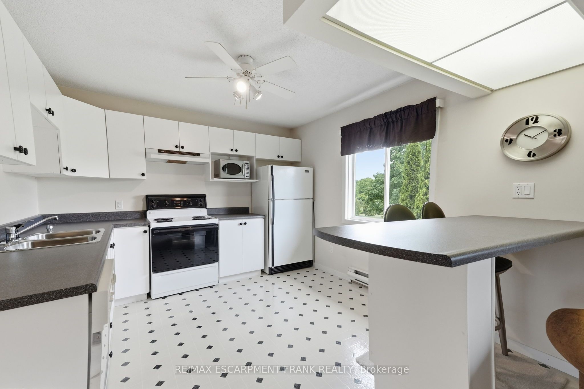 1046 Book Road W Property Photo 30