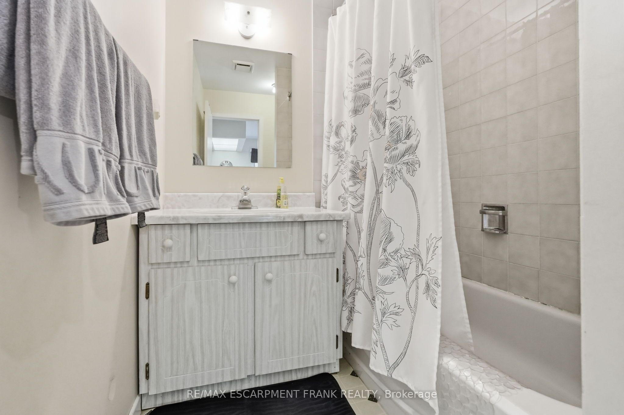 1046 Book Road W Property Photo 31