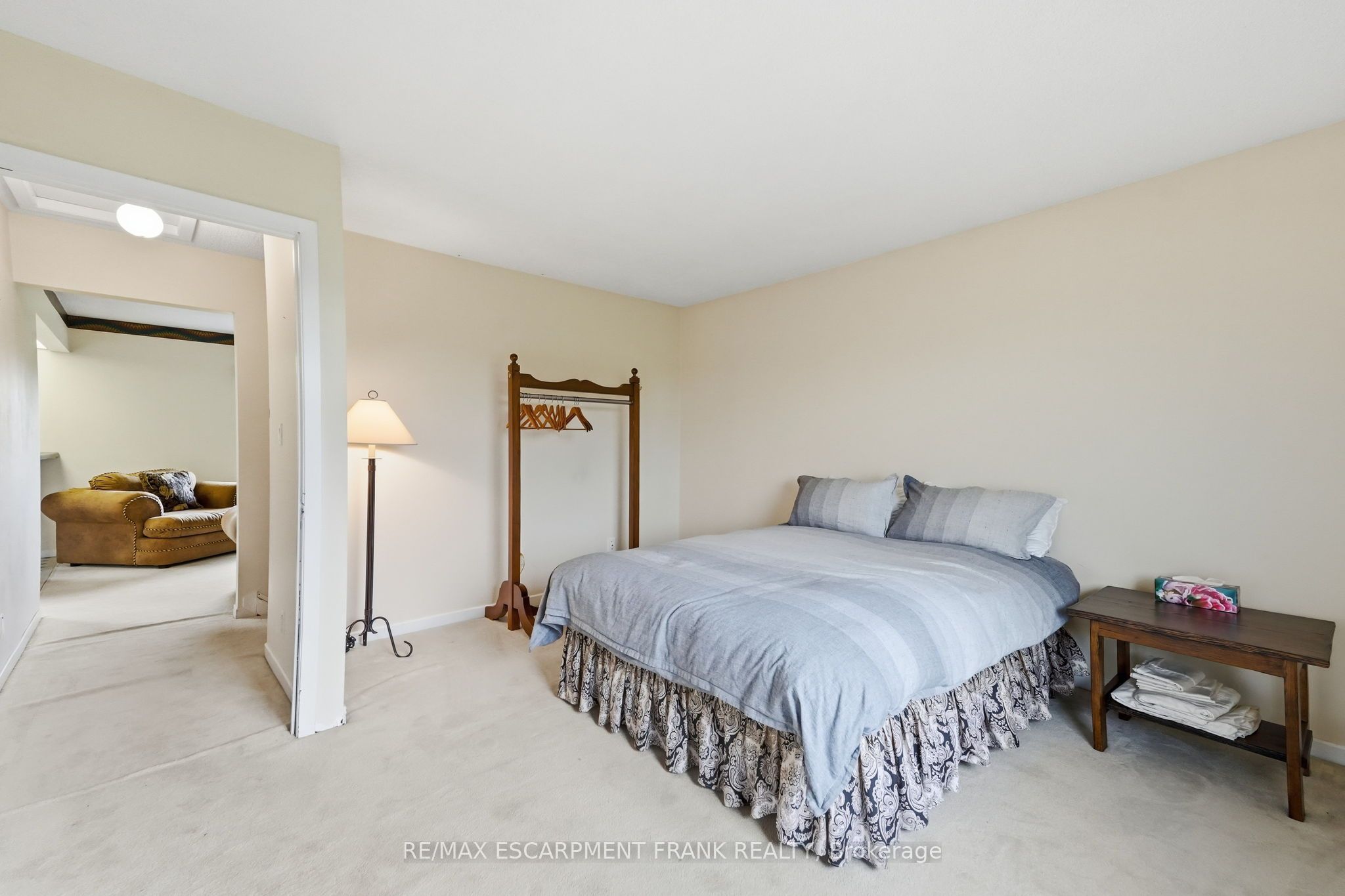 1046 Book Road W Property Photo 32