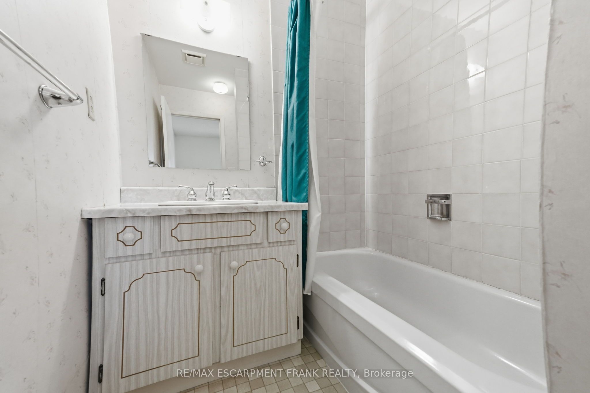 1046 Book Road W Property Photo 34
