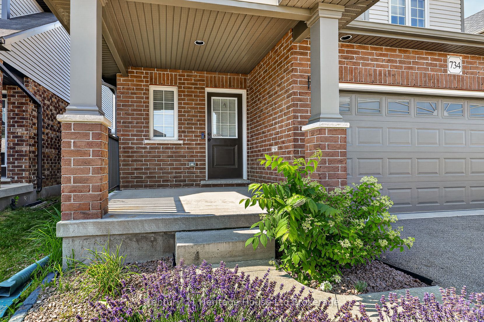 734 Frontenac Crescent Property Photo 3