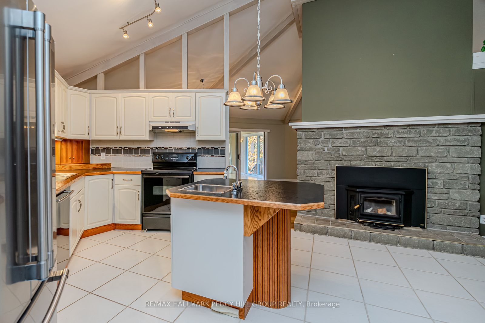 1564 Honey Harbour Road Property Photo 6