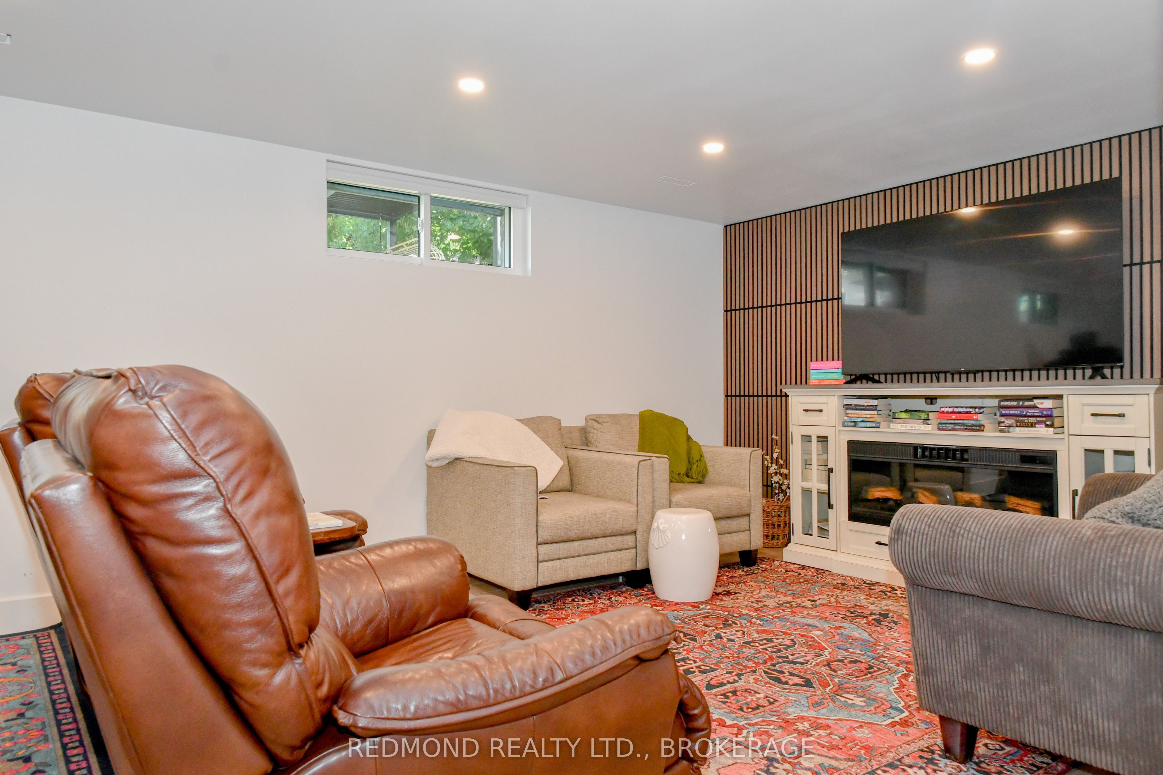 250 Wellington Street Property Photo 24