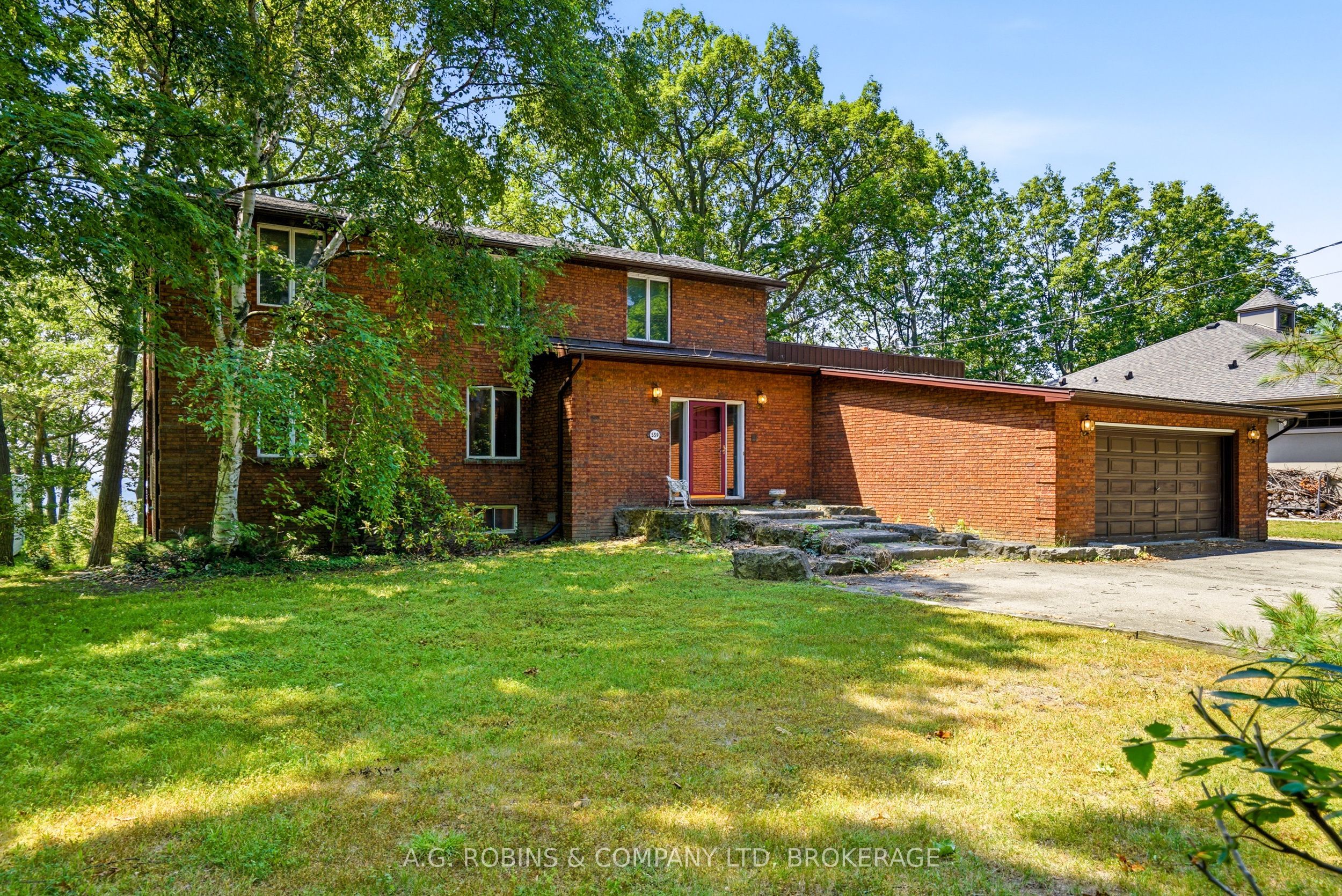 559 Lakeshore Road E Property Photo 4