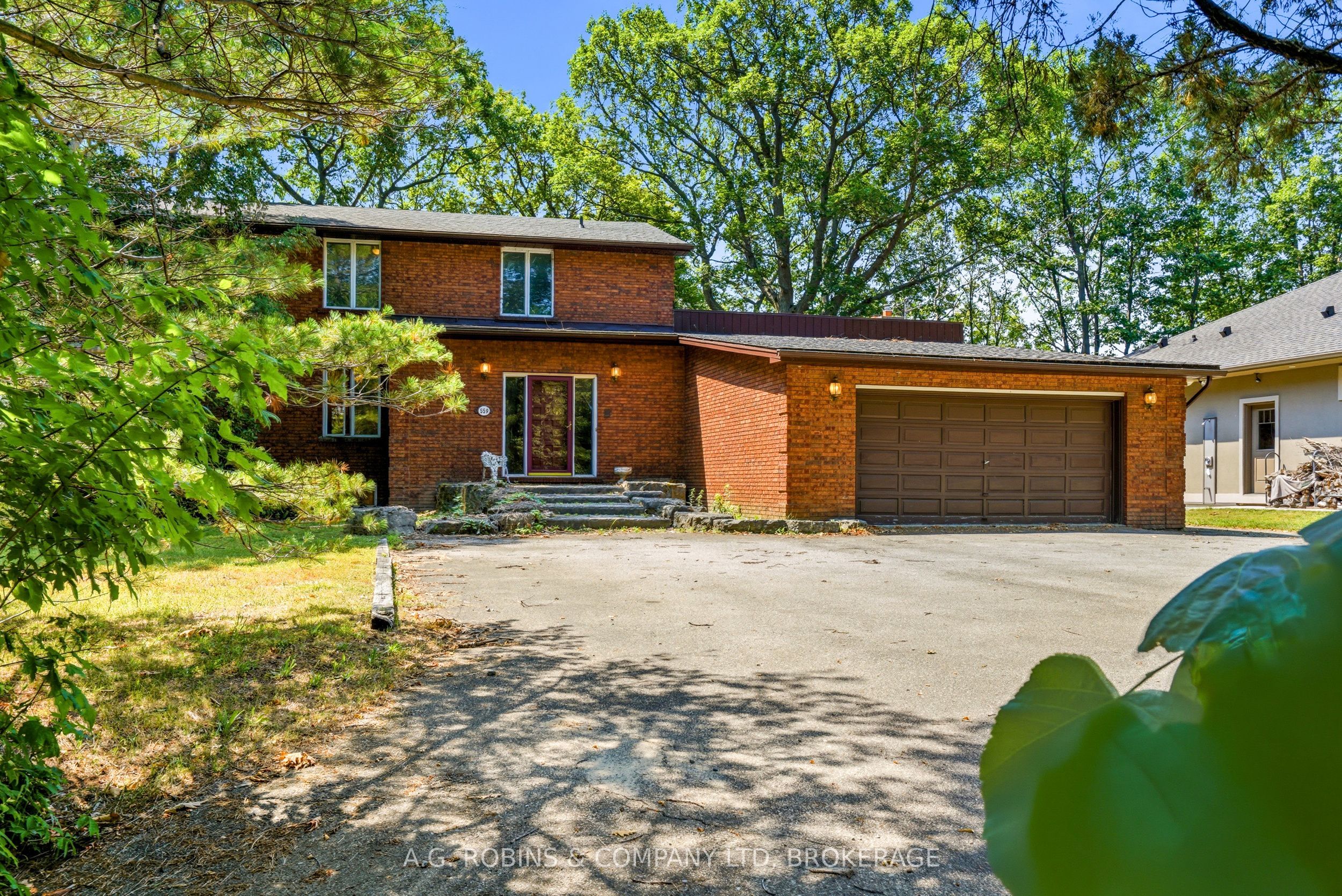 559 Lakeshore Road E Property Photo 5