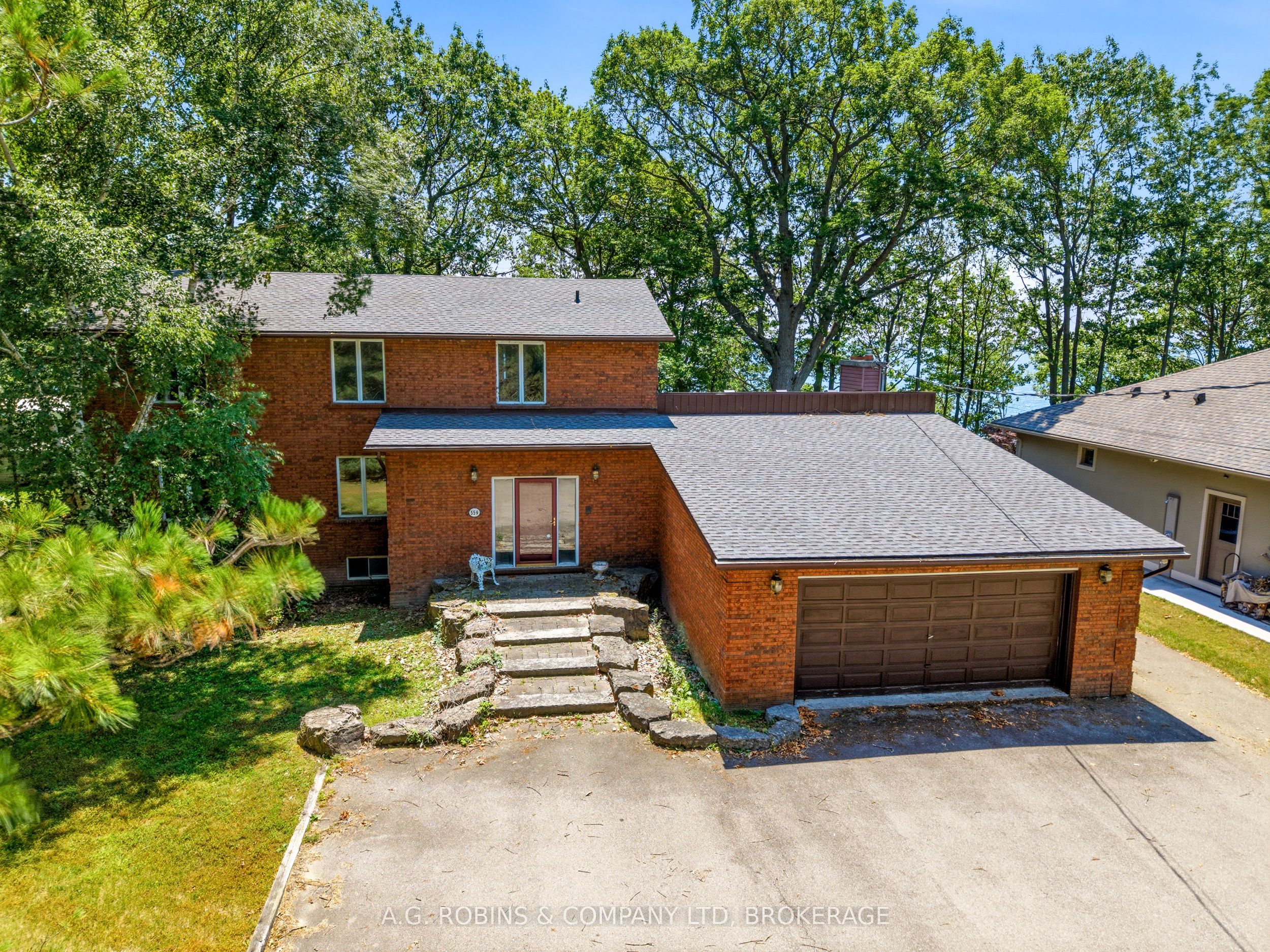 559 Lakeshore Road E Property Photo 6