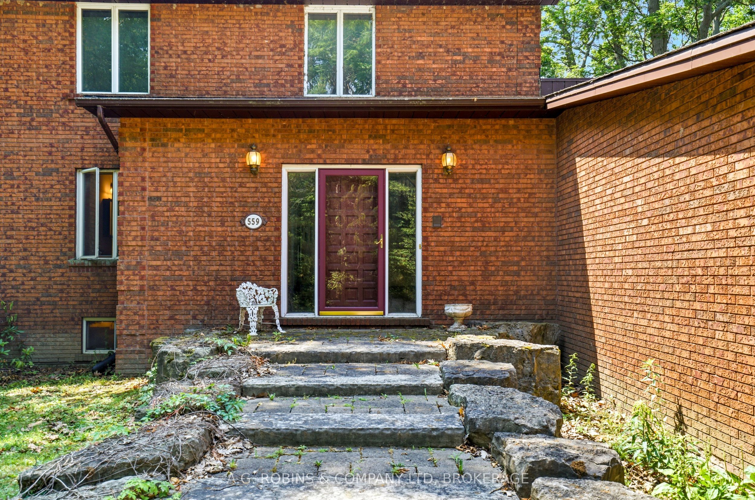 559 Lakeshore Road E Property Photo 13