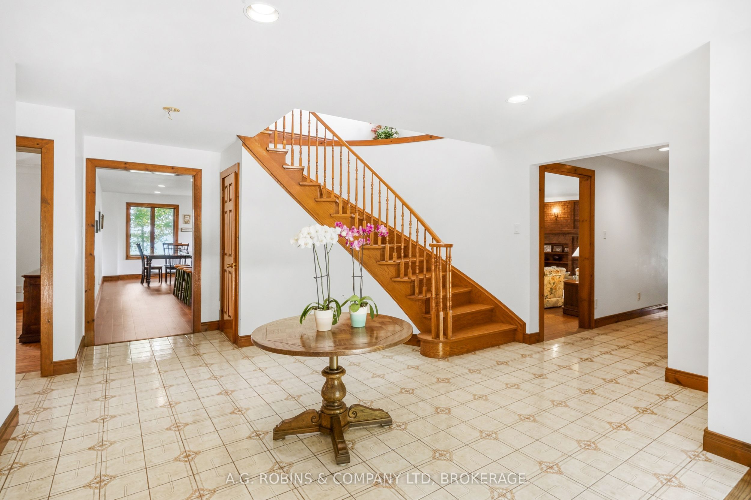 559 Lakeshore Road E Property Photo 14