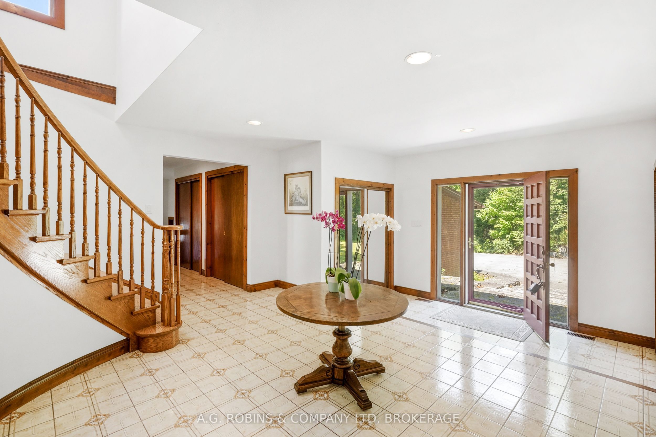 559 Lakeshore Road E Property Photo 15