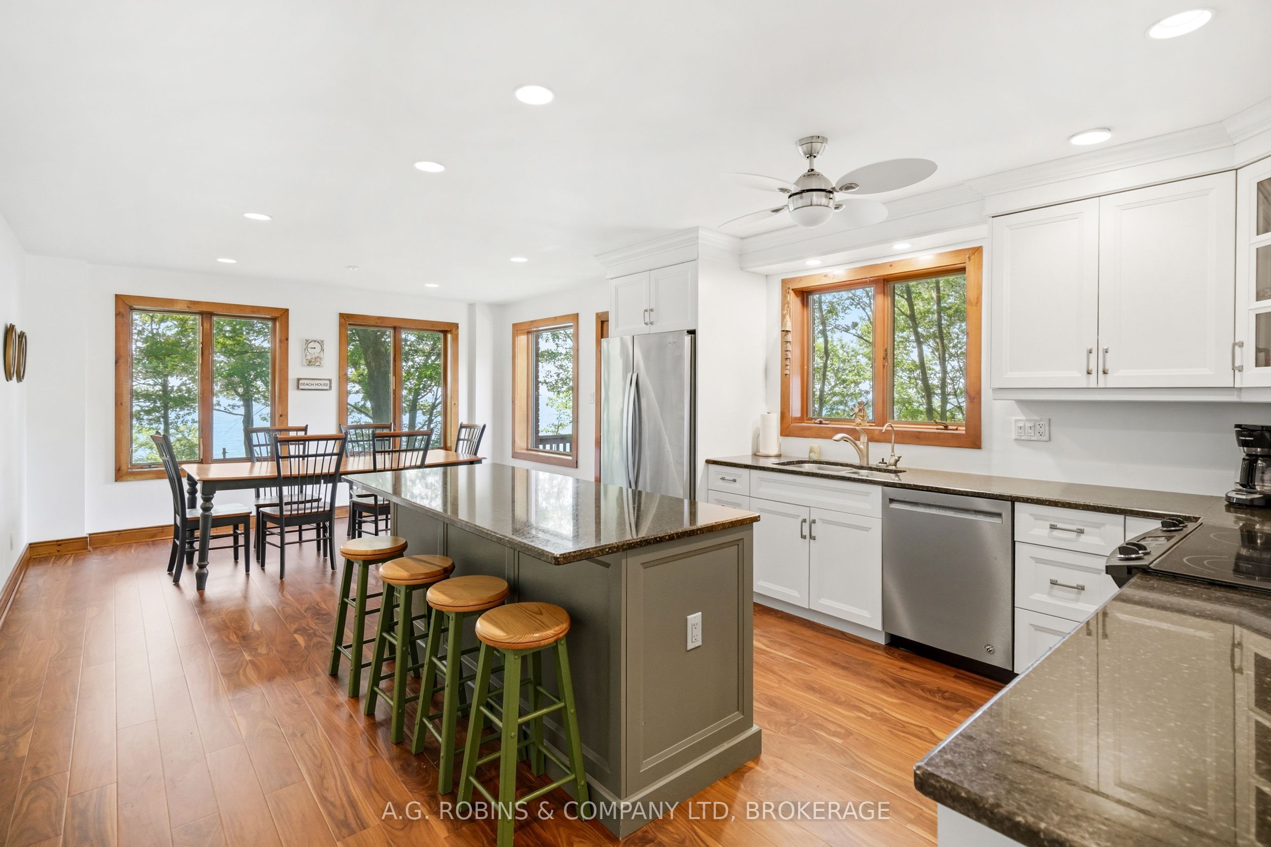 559 Lakeshore Road E Property Photo 16