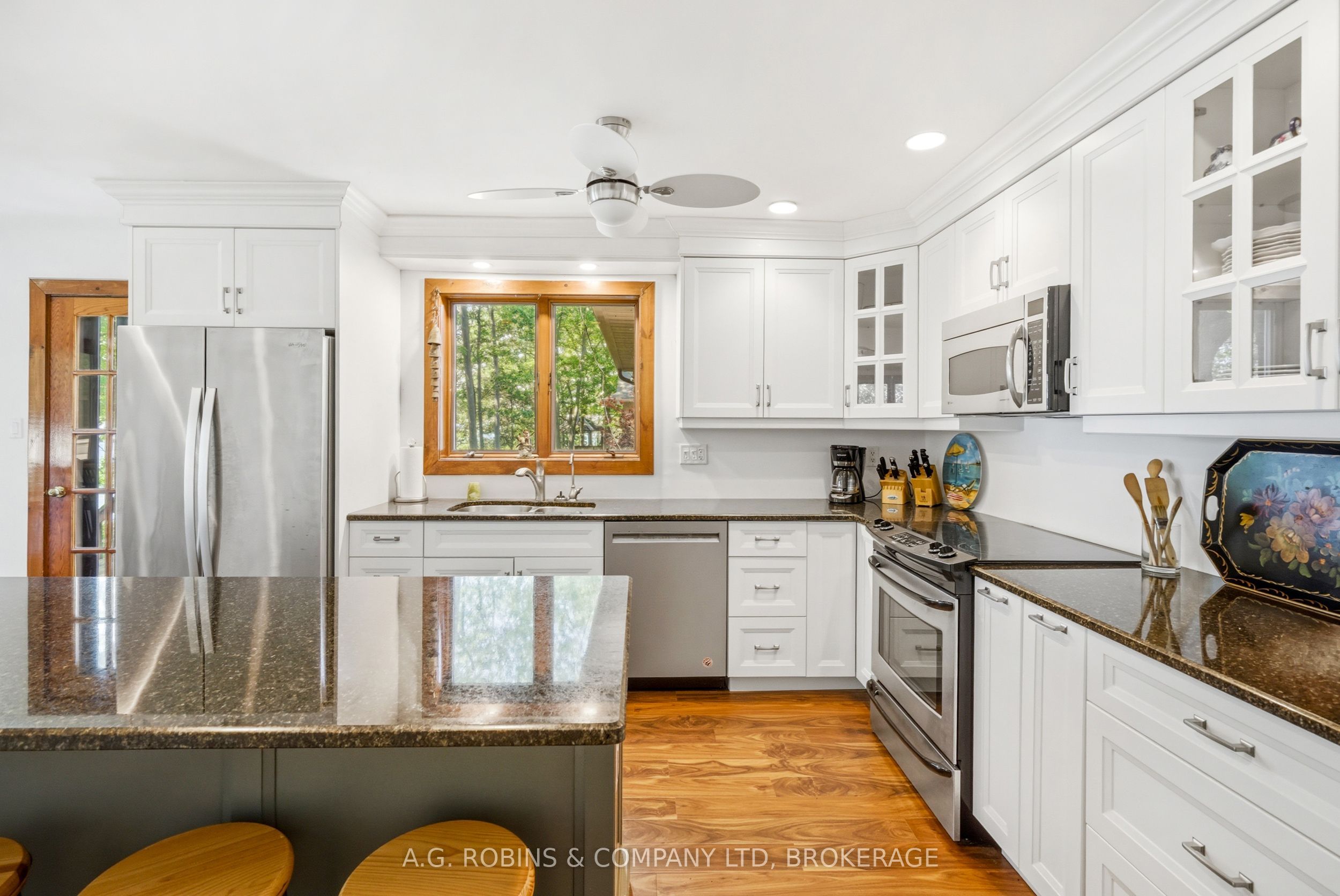 559 Lakeshore Road E Property Photo 18