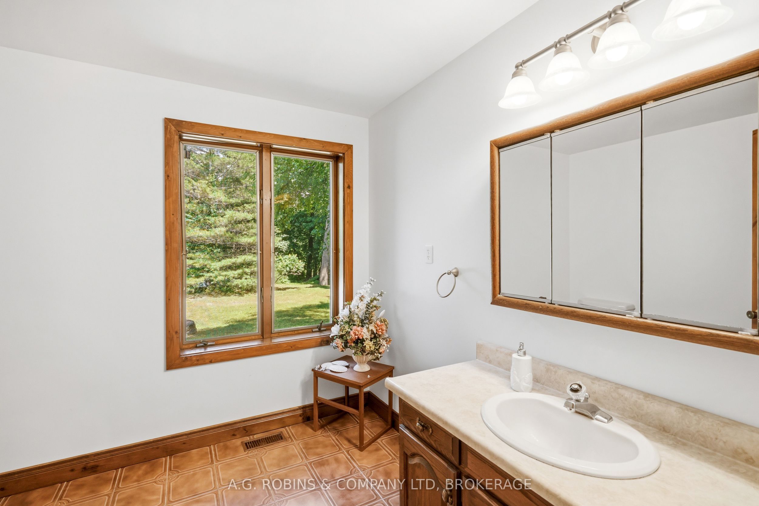 559 Lakeshore Road E Property Photo 22