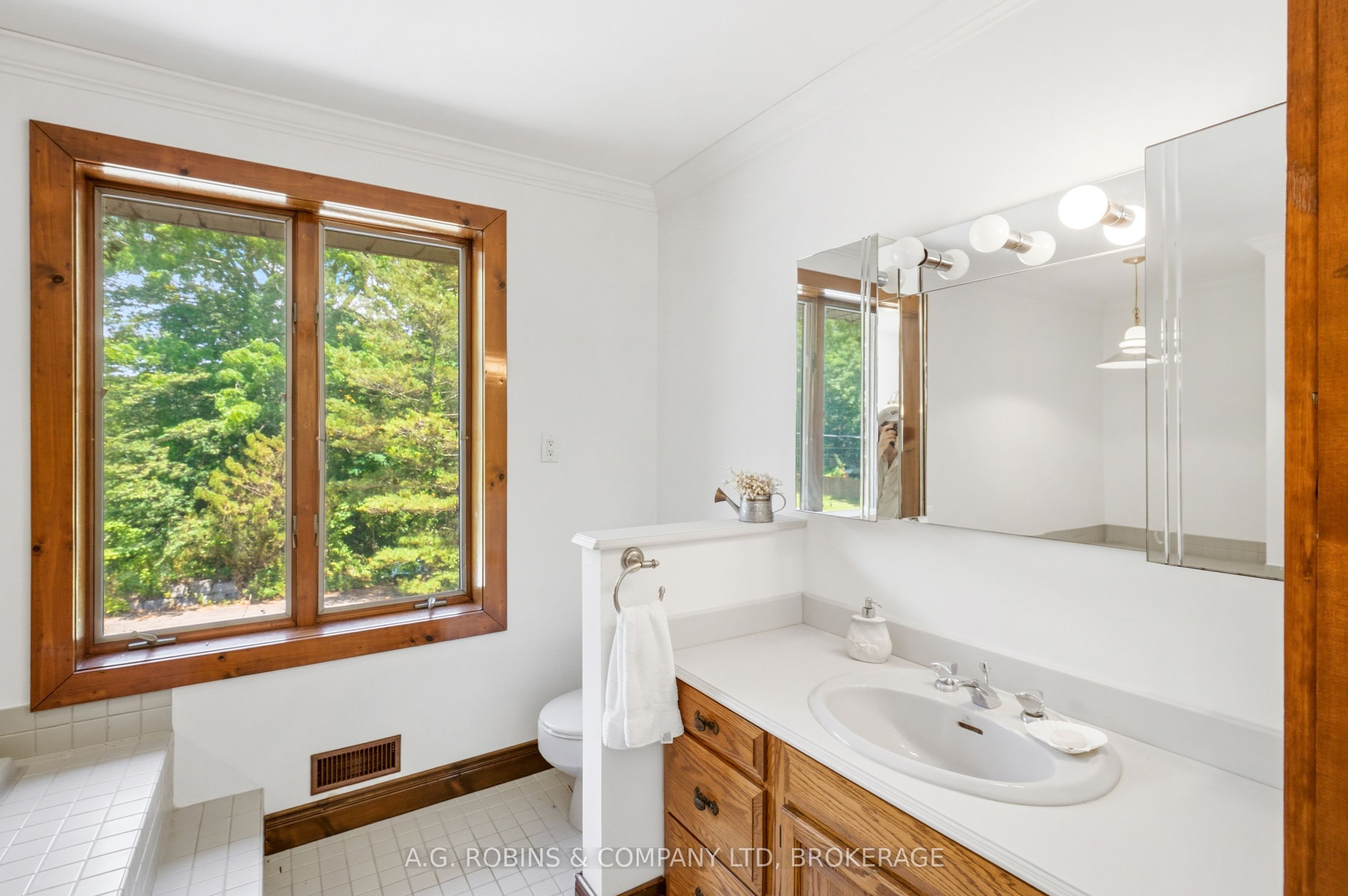 559 Lakeshore Road E Property Photo 29
