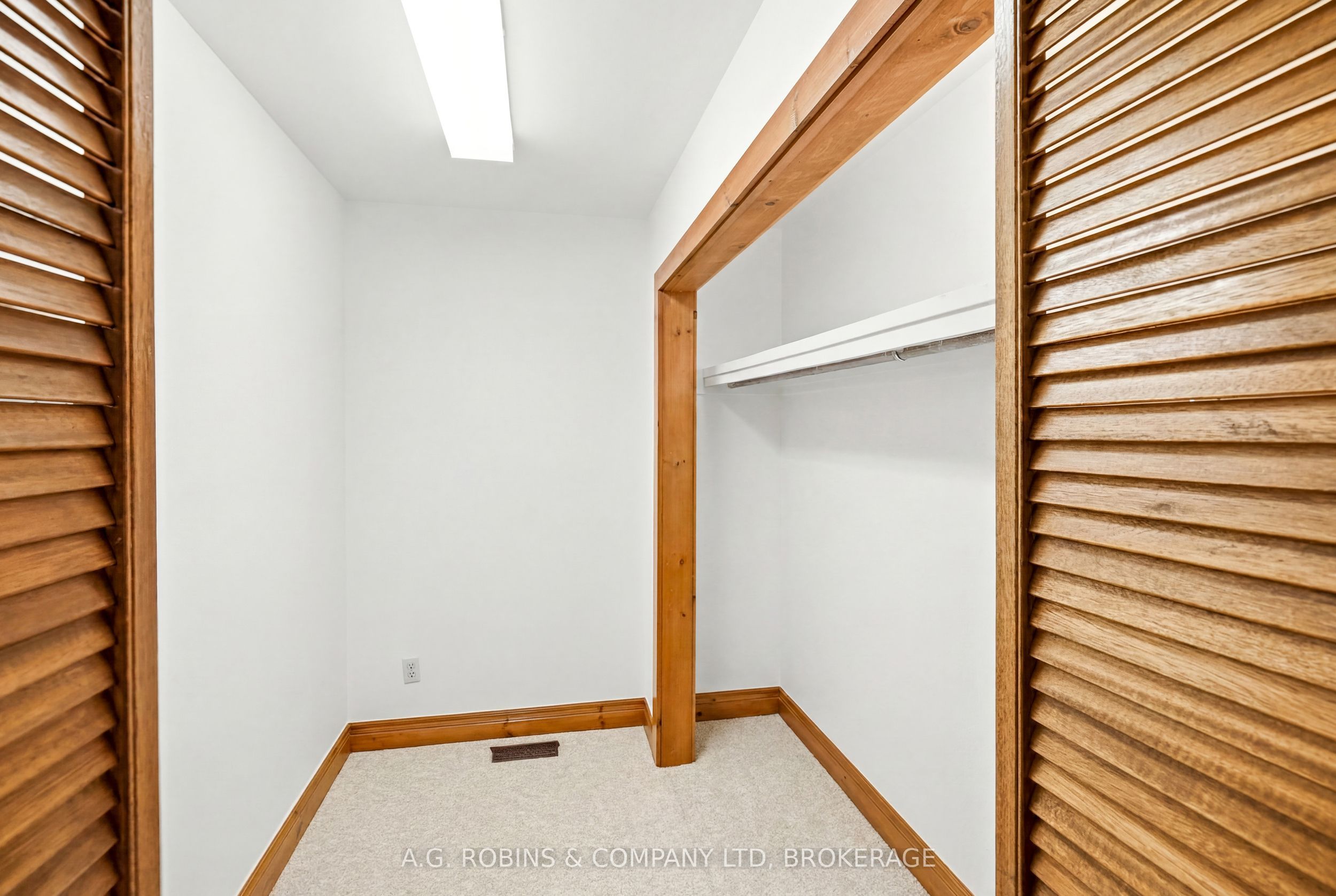 559 Lakeshore Road E Property Photo 33