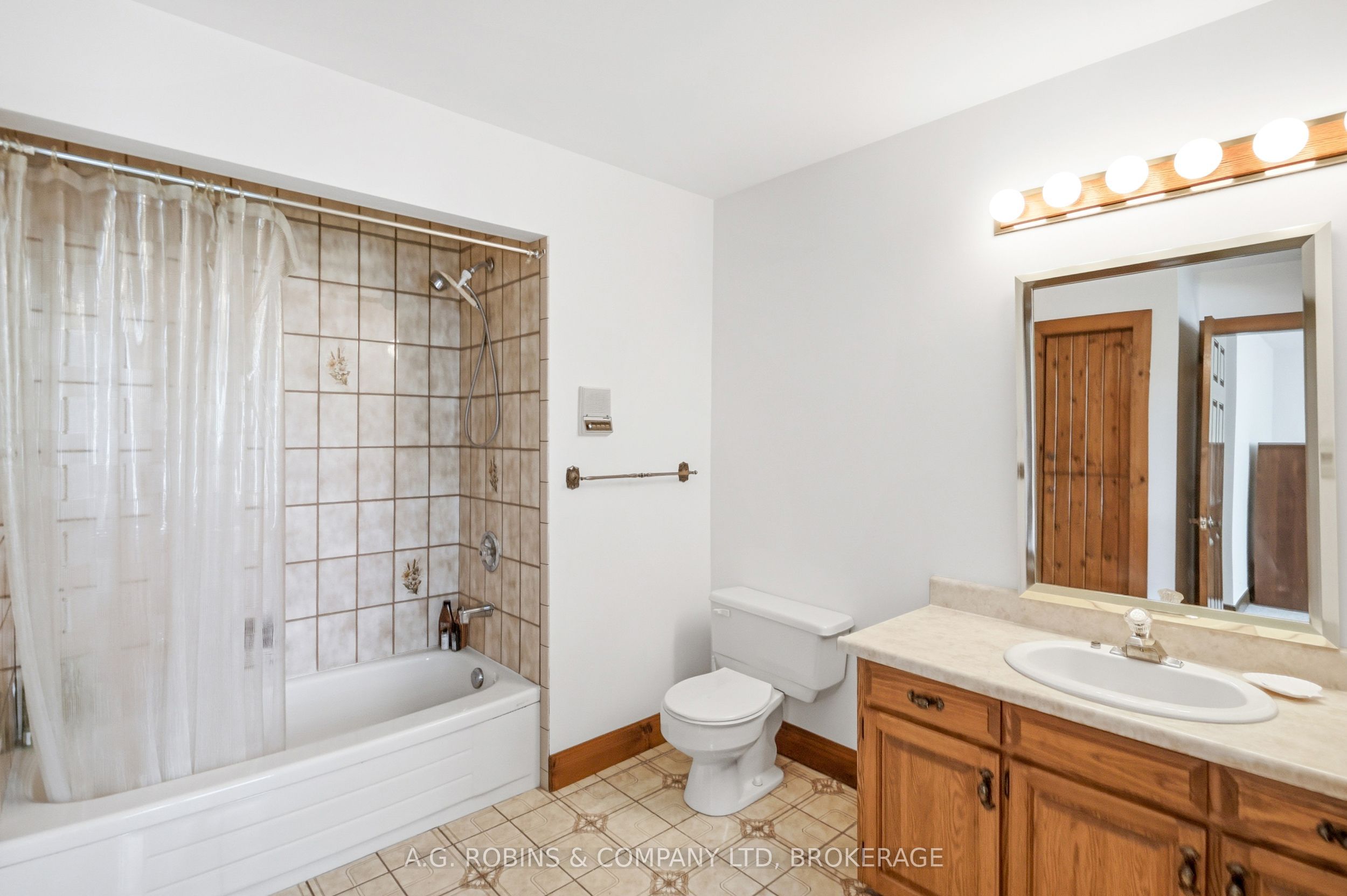 559 Lakeshore Road E Property Photo 34