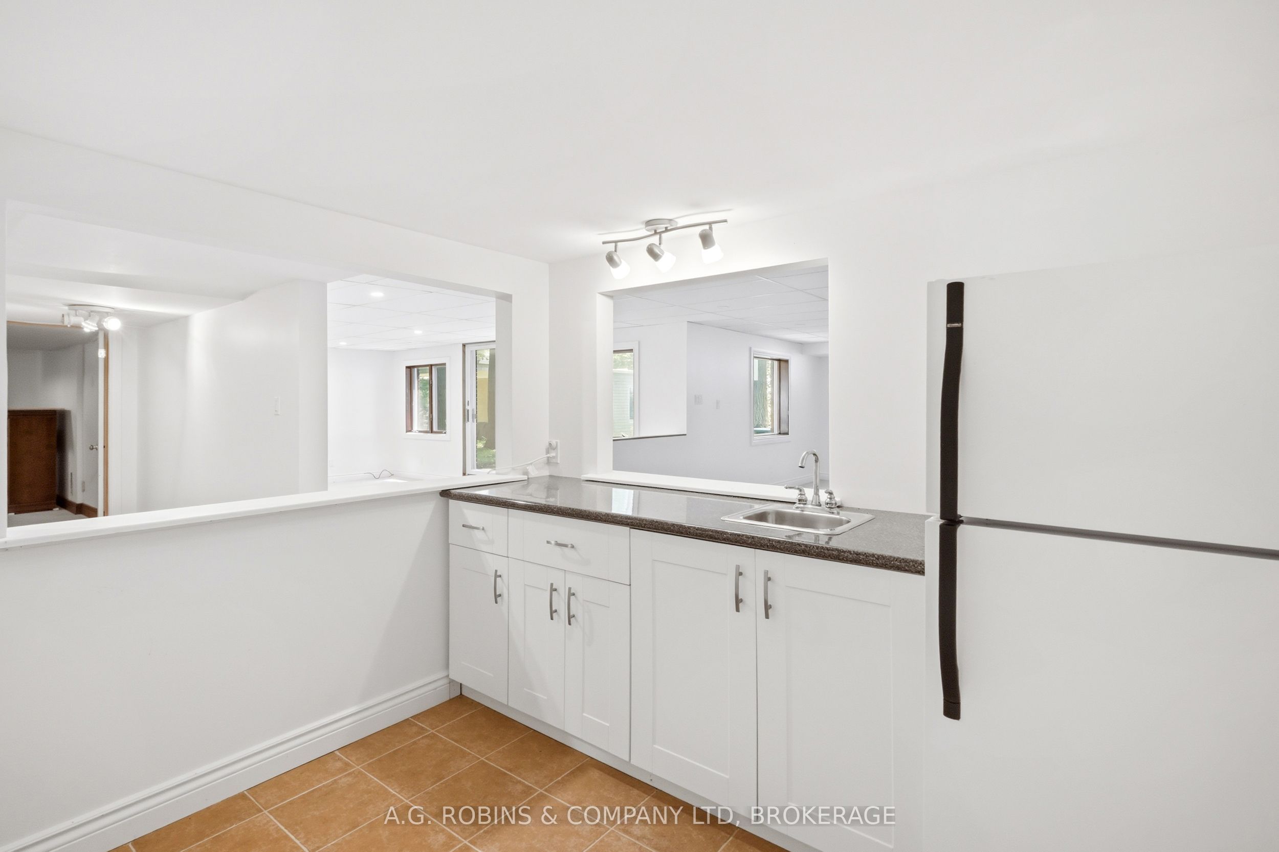 559 Lakeshore Road E Property Photo 38