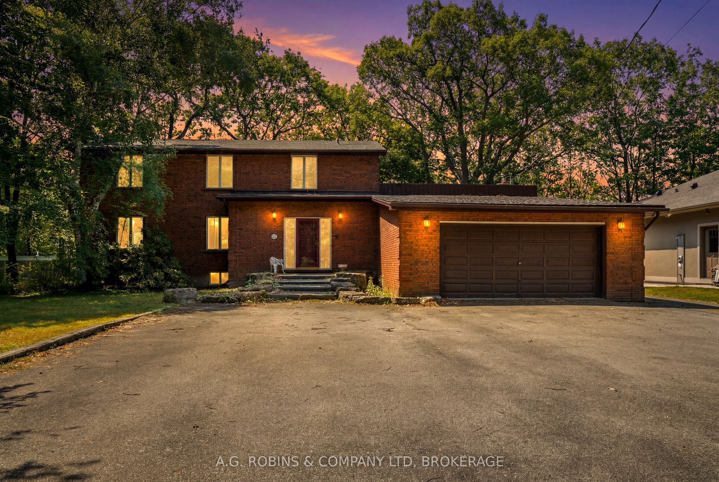 559 Lakeshore Road E Property Photo 47