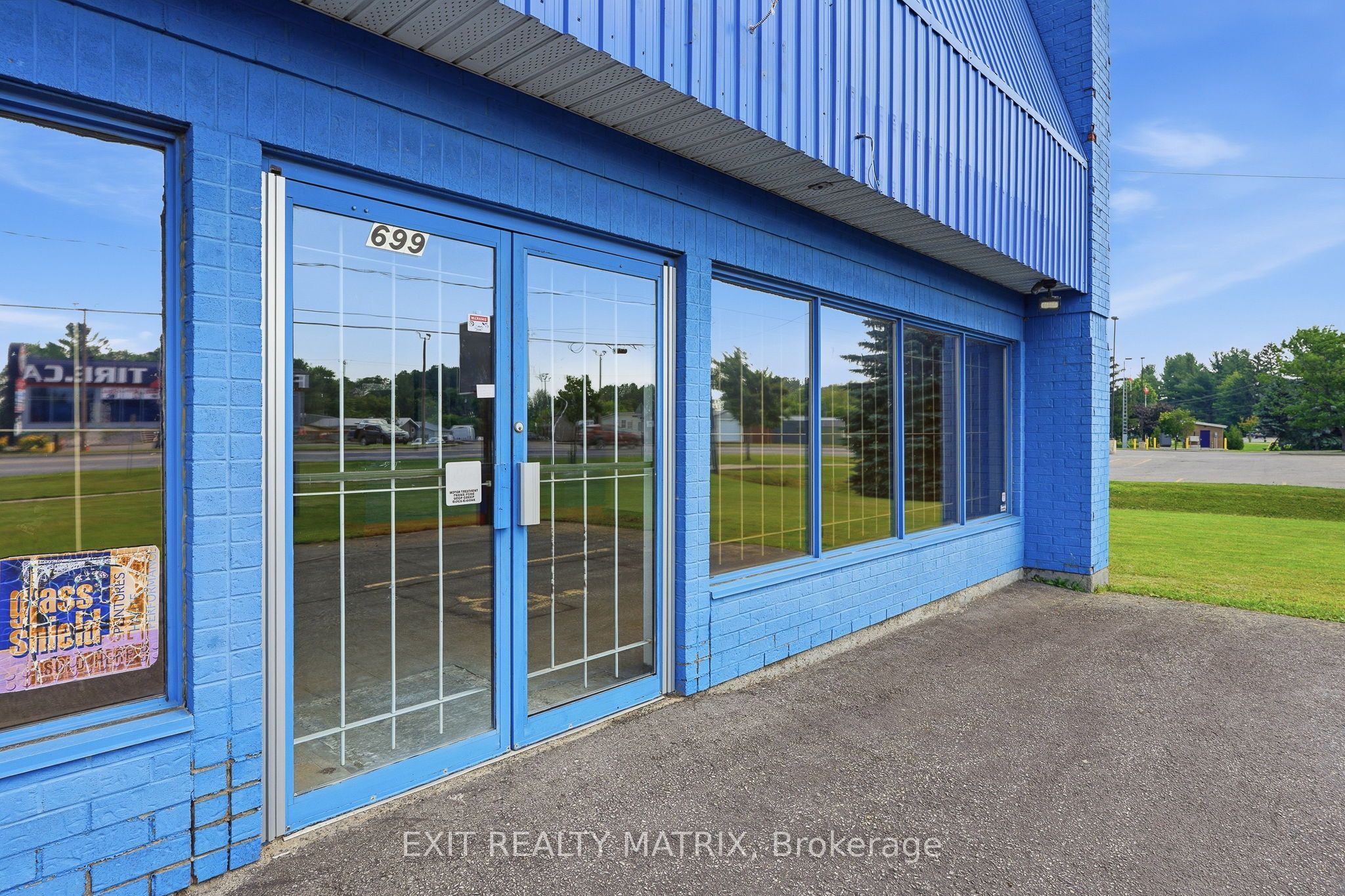 699 Notre Dame Street Property Photo 3