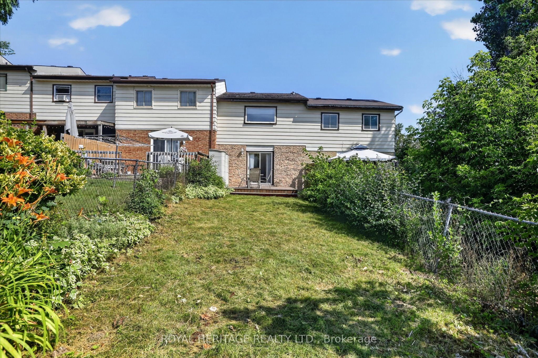 1621 Applewood Crescent Property Photo 6
