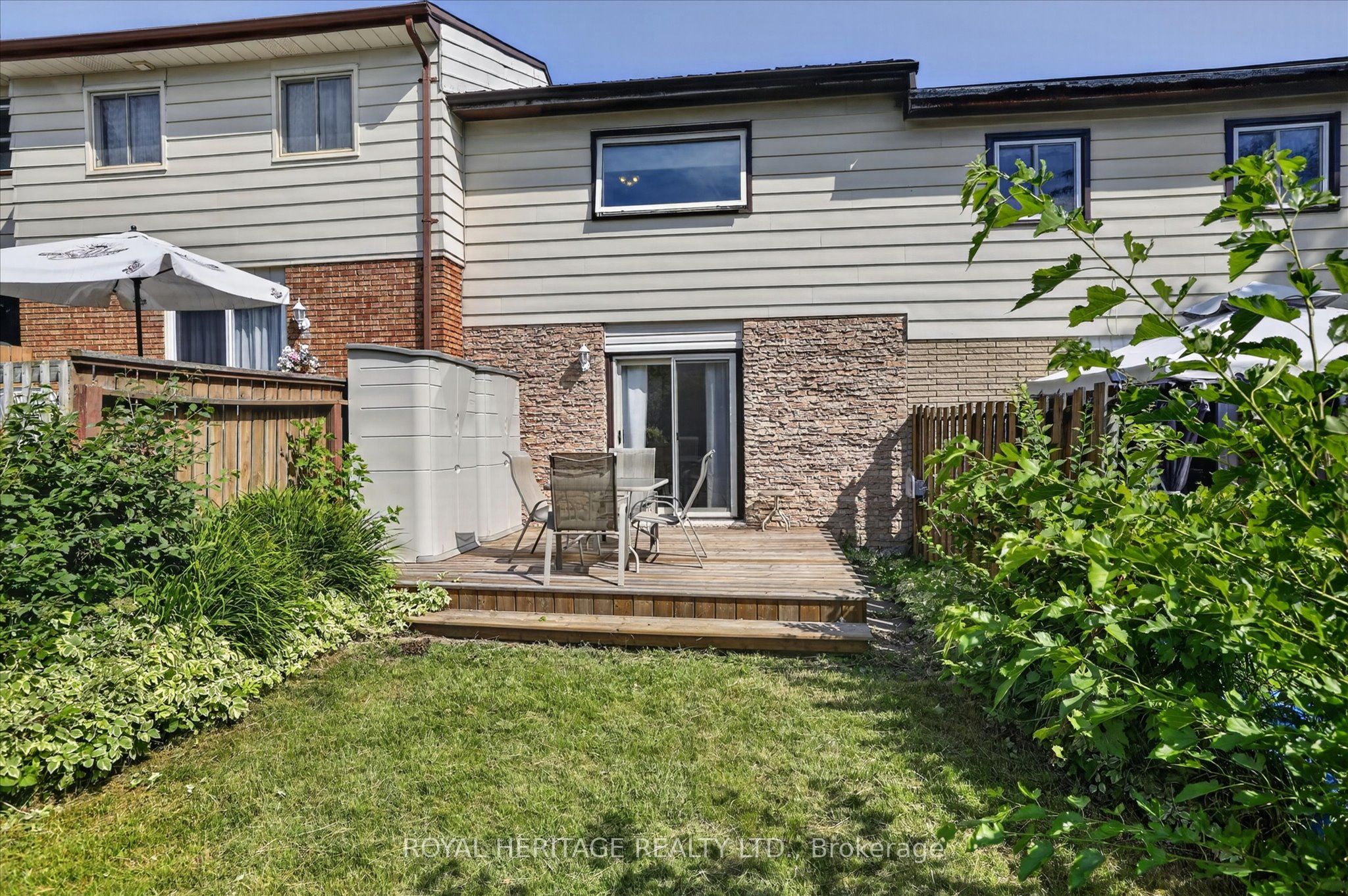 1621 Applewood Crescent Property Photo 7