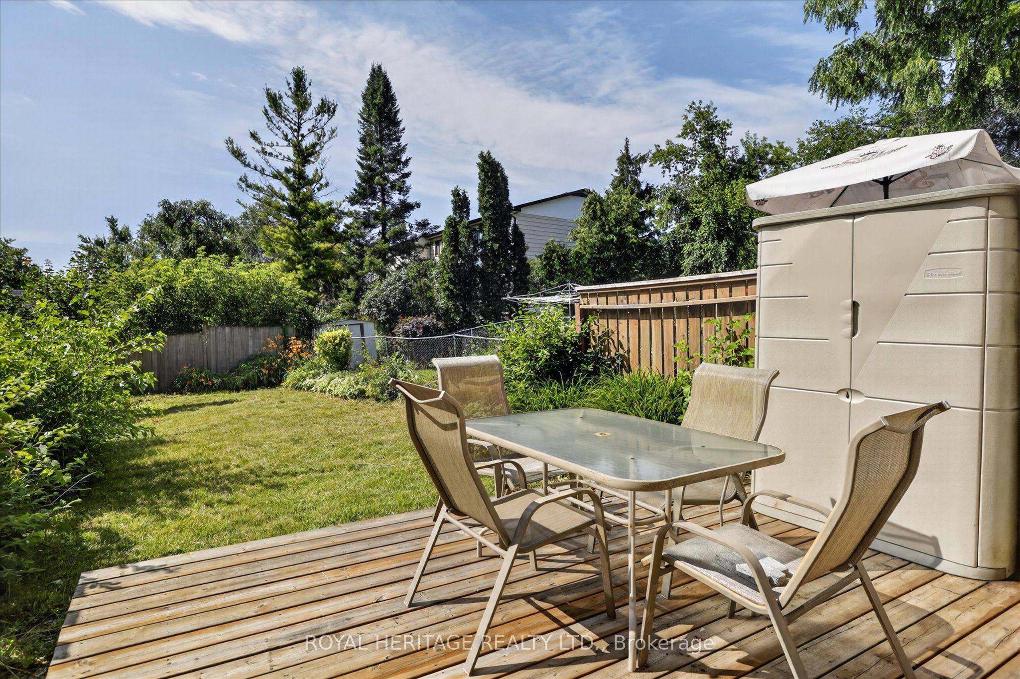 1621 Applewood Crescent Property Photo 8