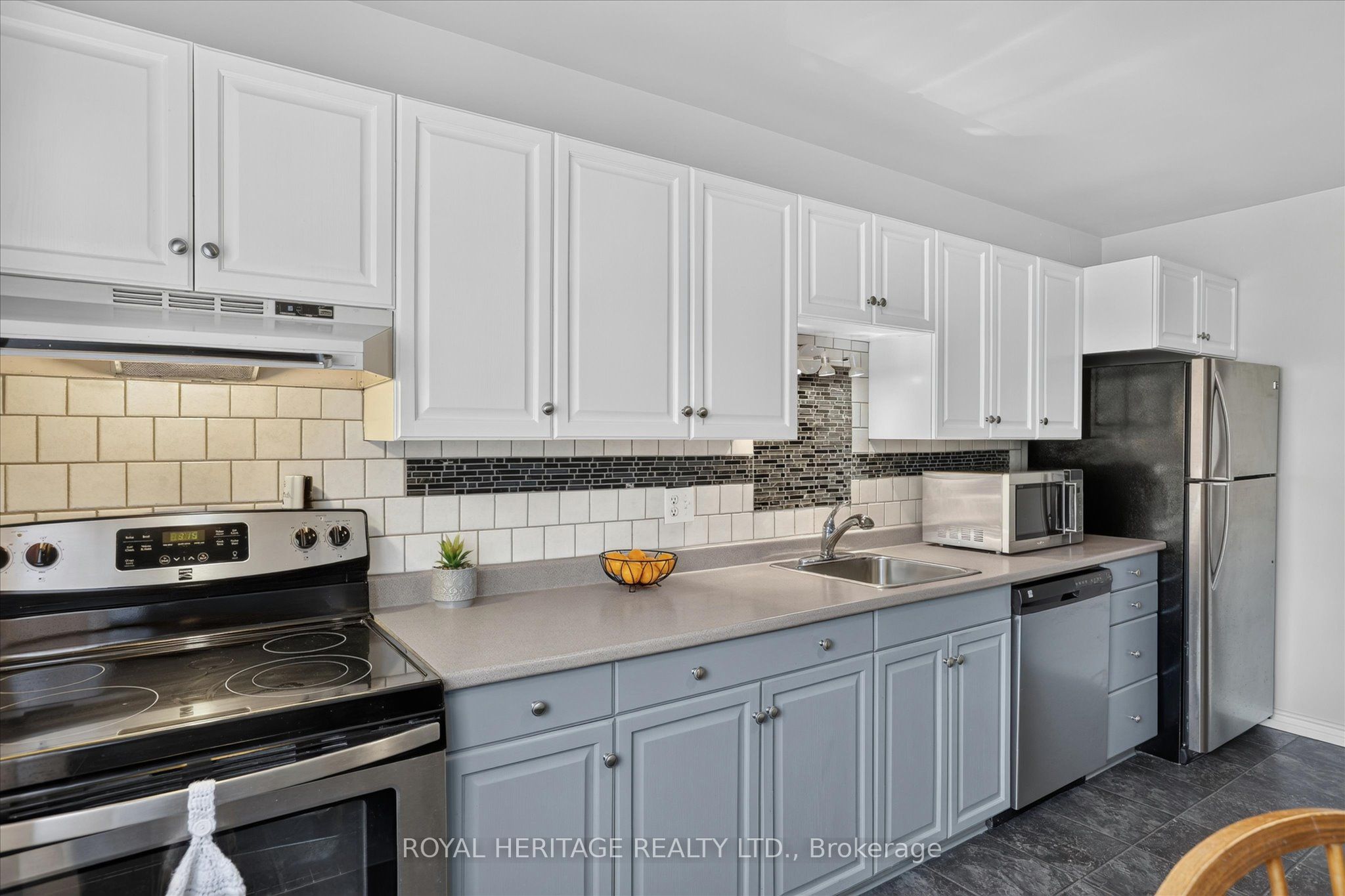 1621 Applewood Crescent Property Photo 10