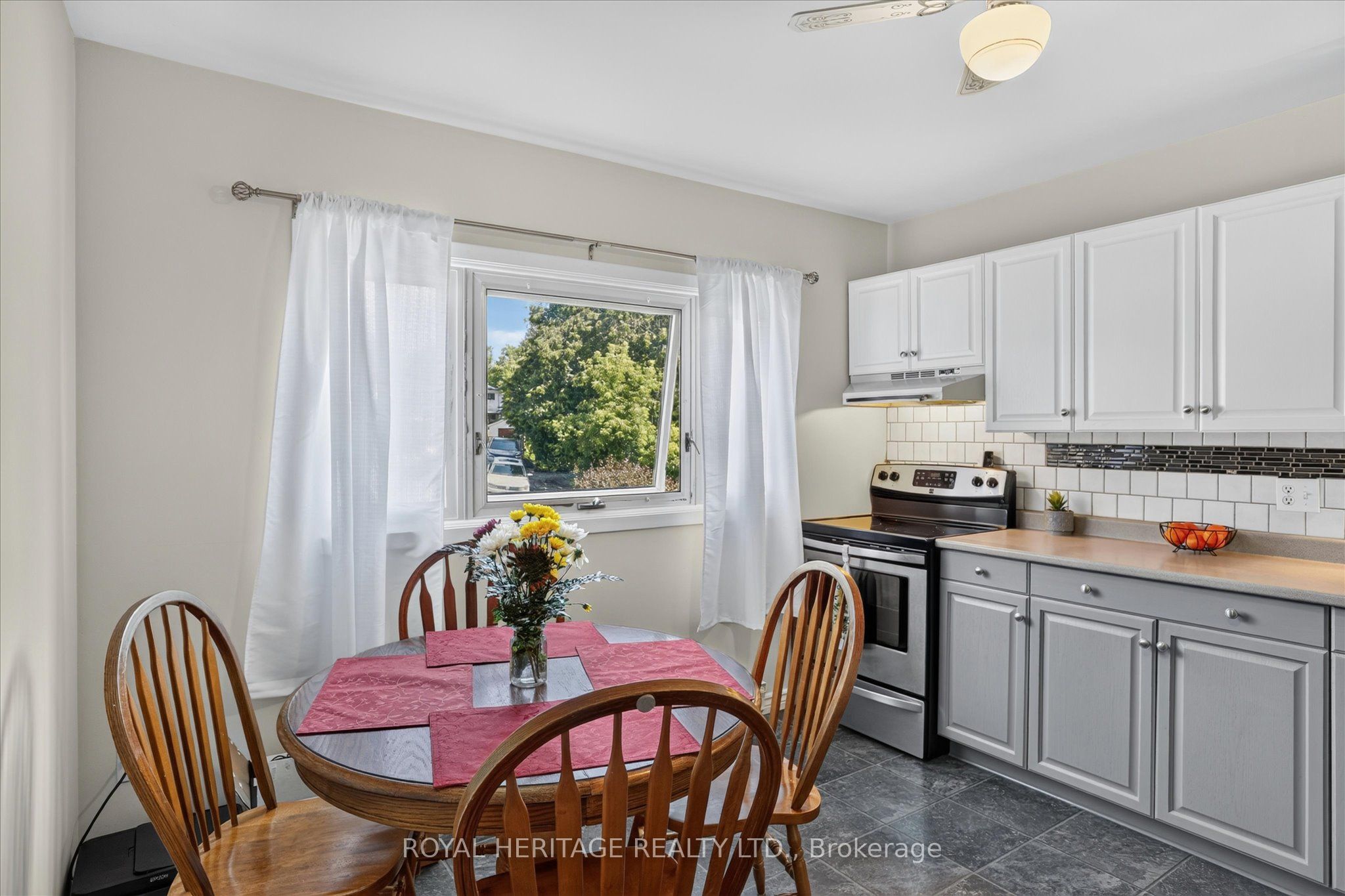 1621 Applewood Crescent Property Photo 11