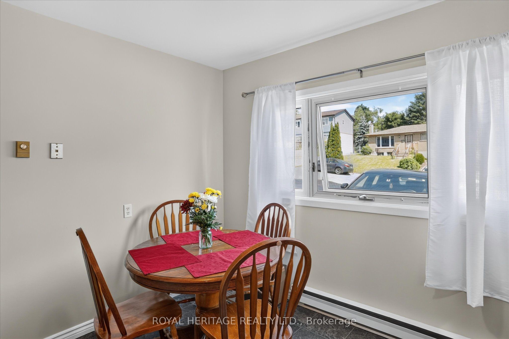 1621 Applewood Crescent Property Photo 13