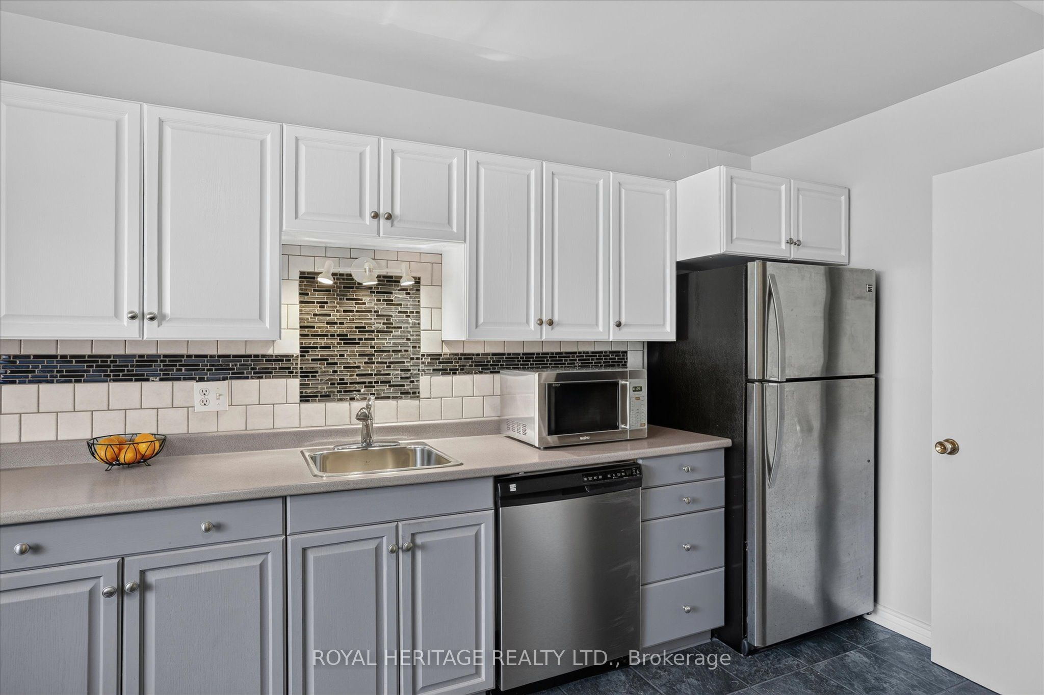 1621 Applewood Crescent Property Photo 14