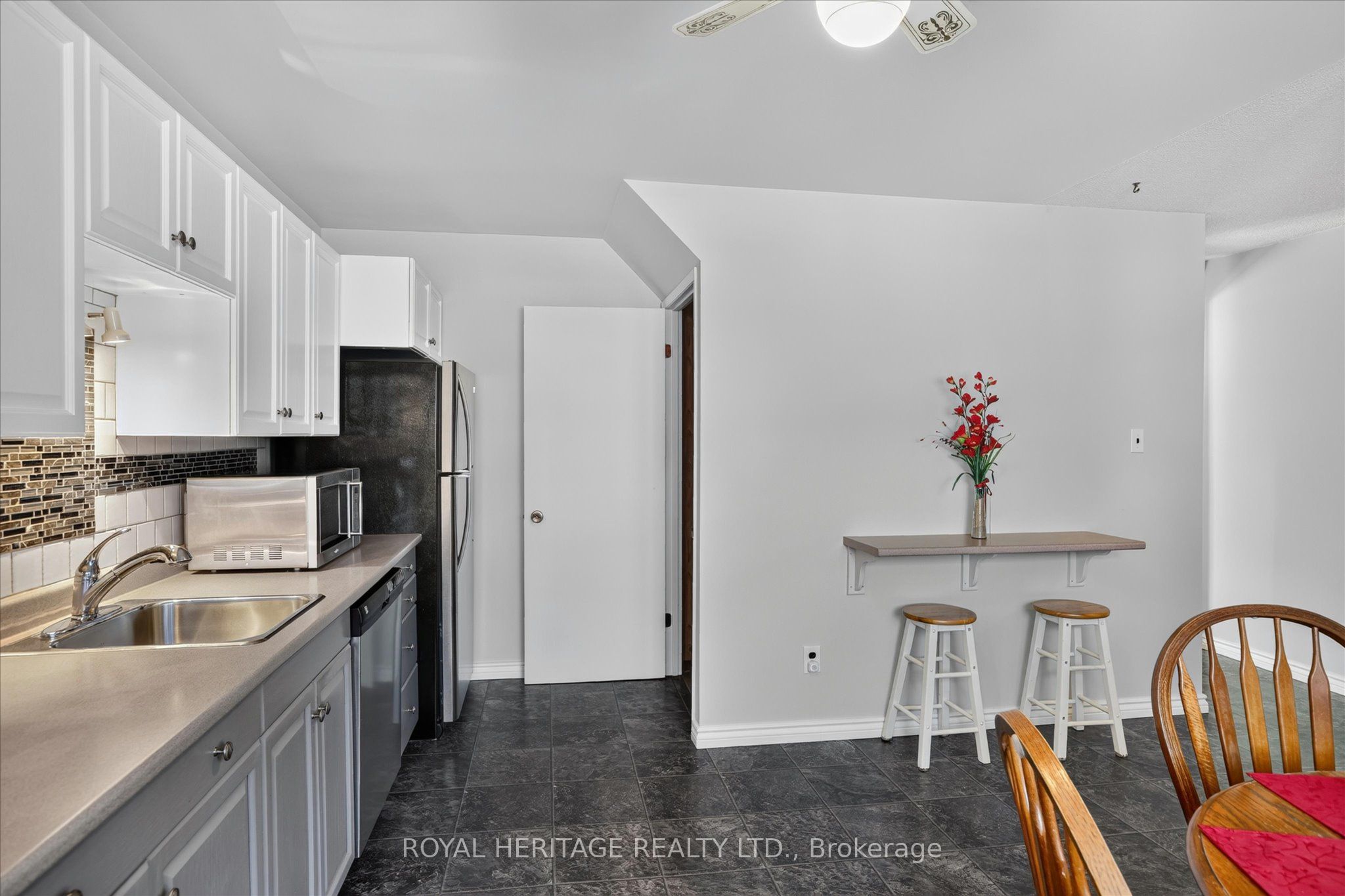 1621 Applewood Crescent Property Photo 15