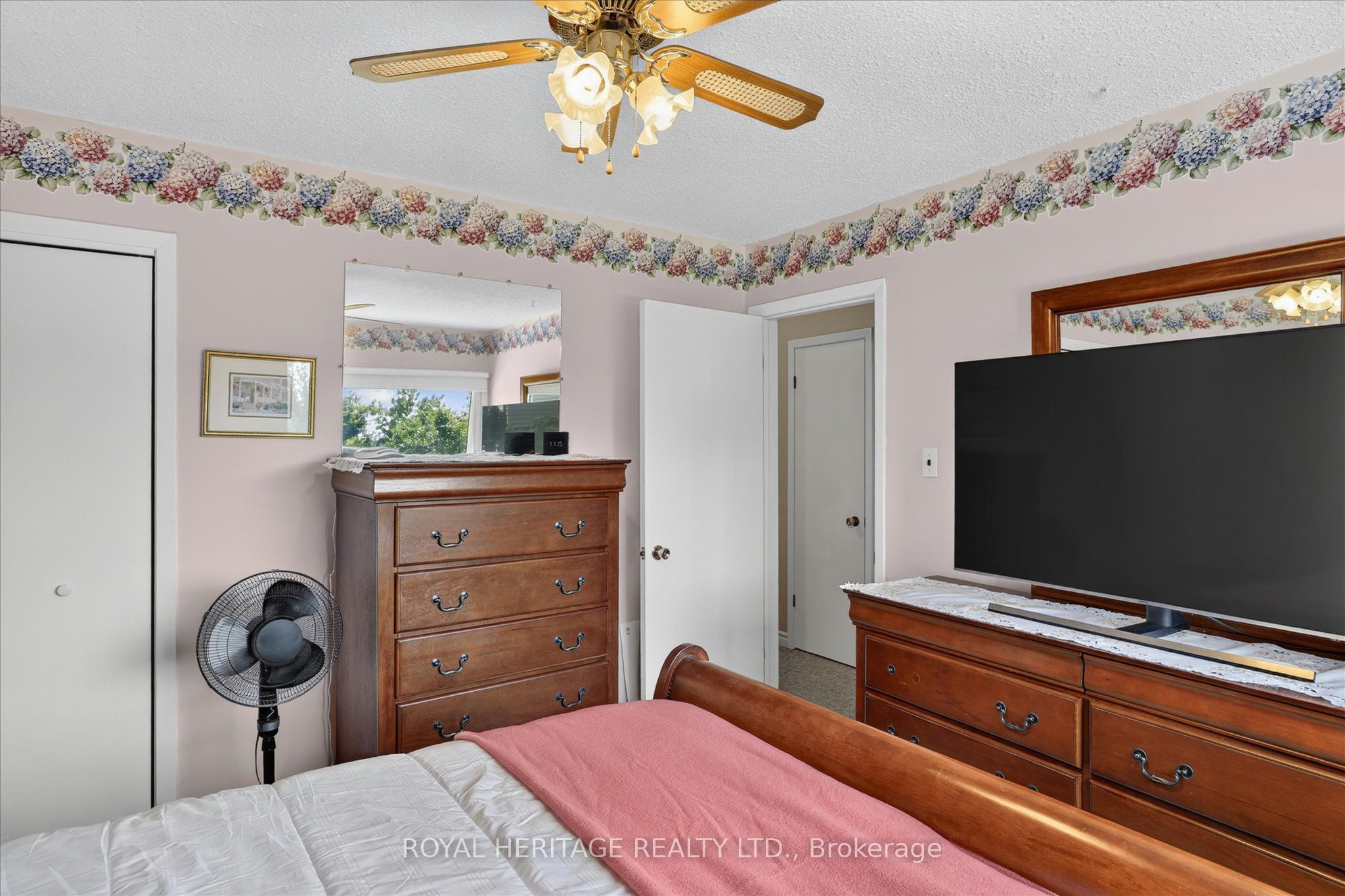 1621 Applewood Crescent Property Photo 23